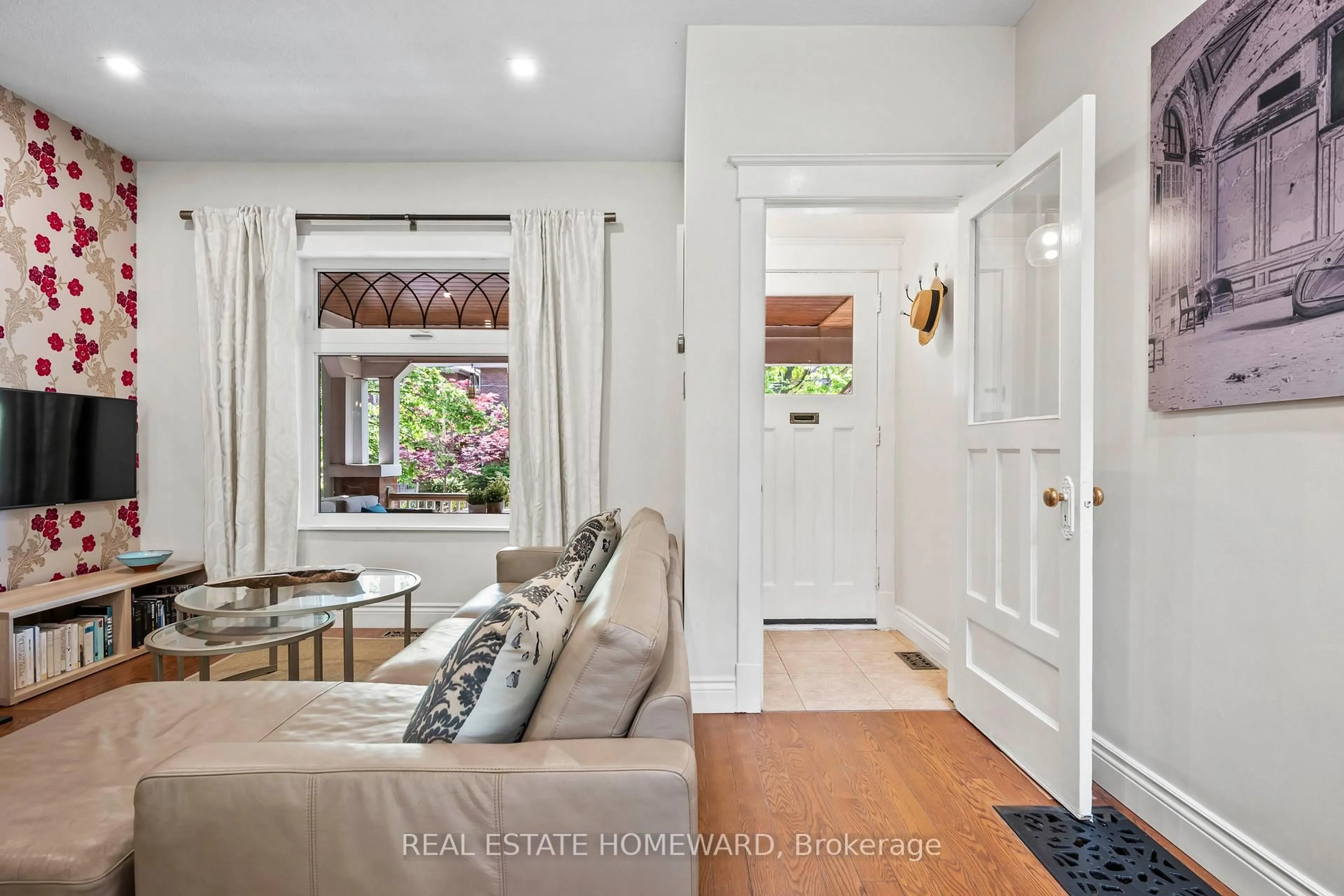 Indoor entryway for 277 Waverley Rd, Toronto Ontario M4L 3T5