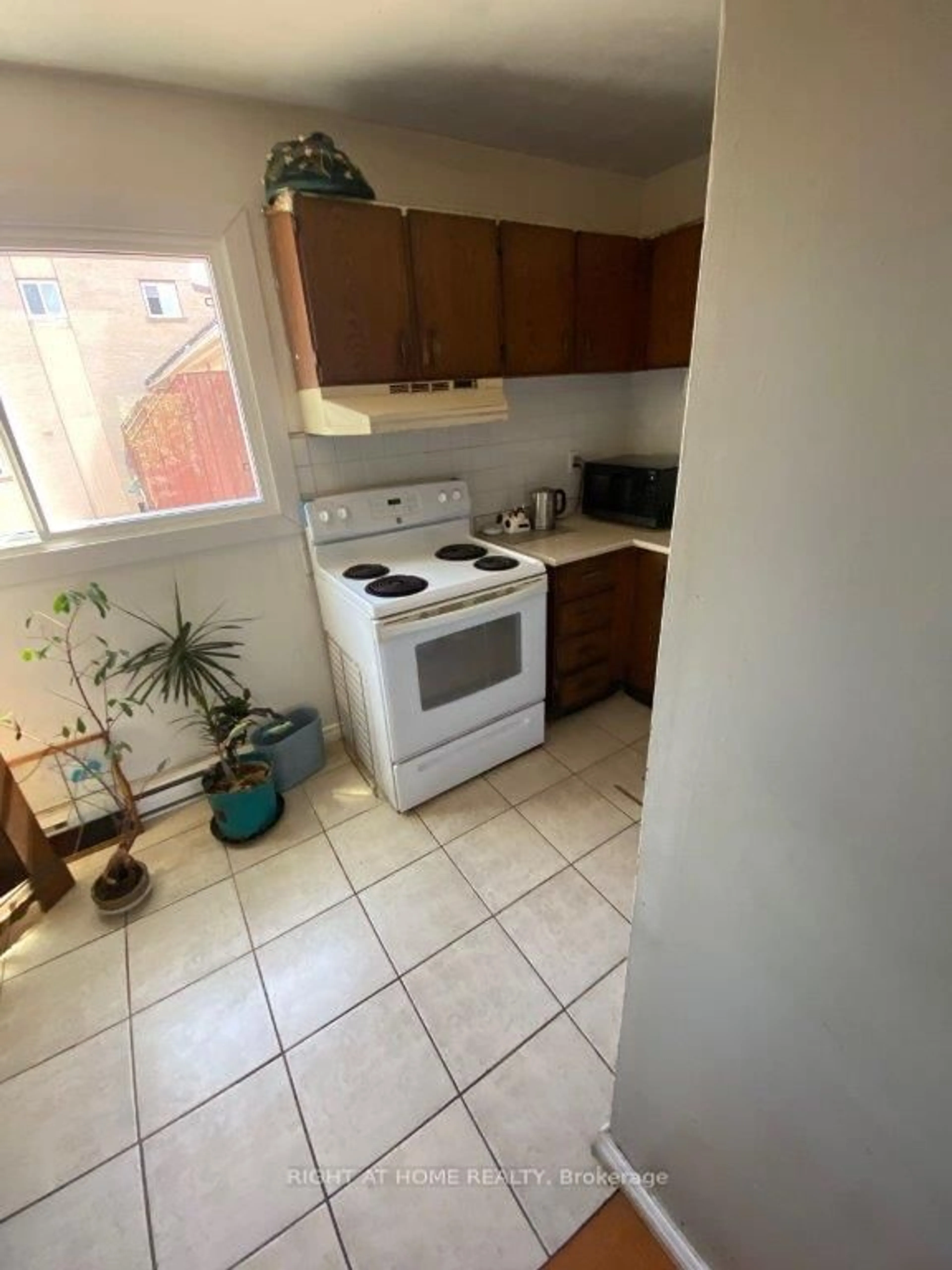 Standard kitchen, unknown for 1209 Queen St #5, Toronto Ontario M4M 3H4