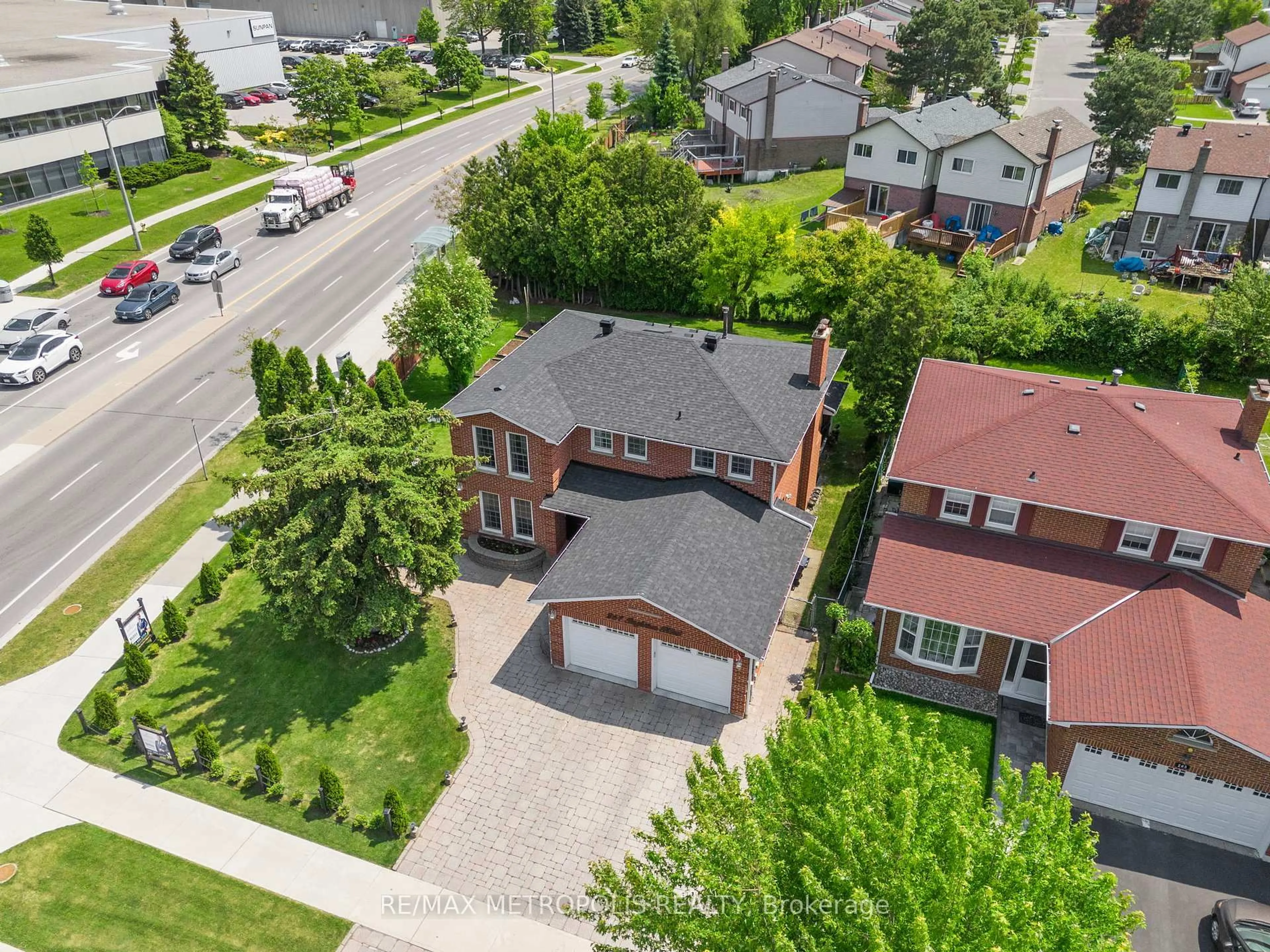A pic from outside/outdoor area/front of a property/back of a property/a pic from drone, street for 267 Ingleton Blvd, Toronto Ontario M1V 2A3