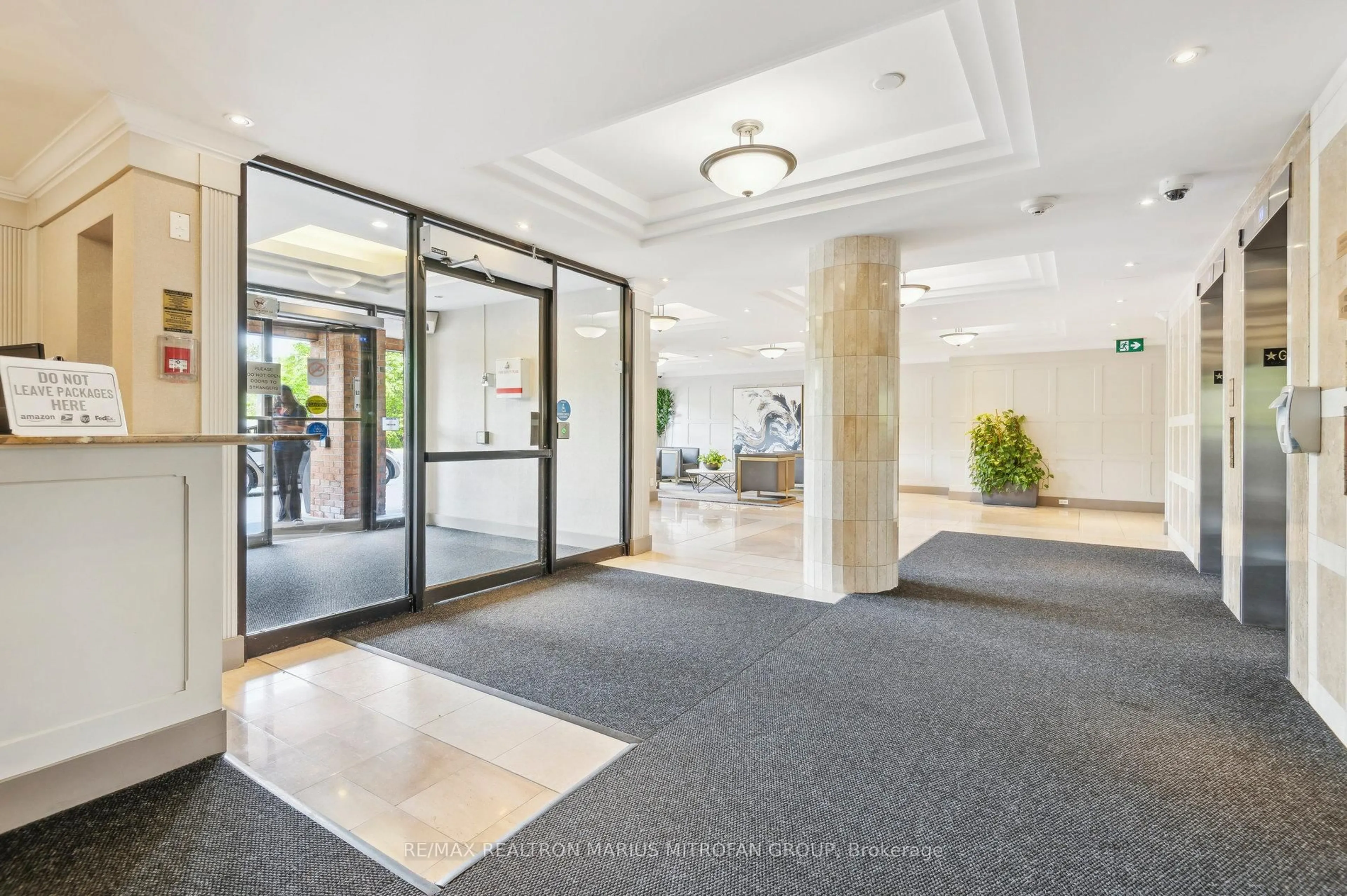 Indoor foyer for 330 Mccowan Rd #1508, Toronto Ontario M1J 3N3