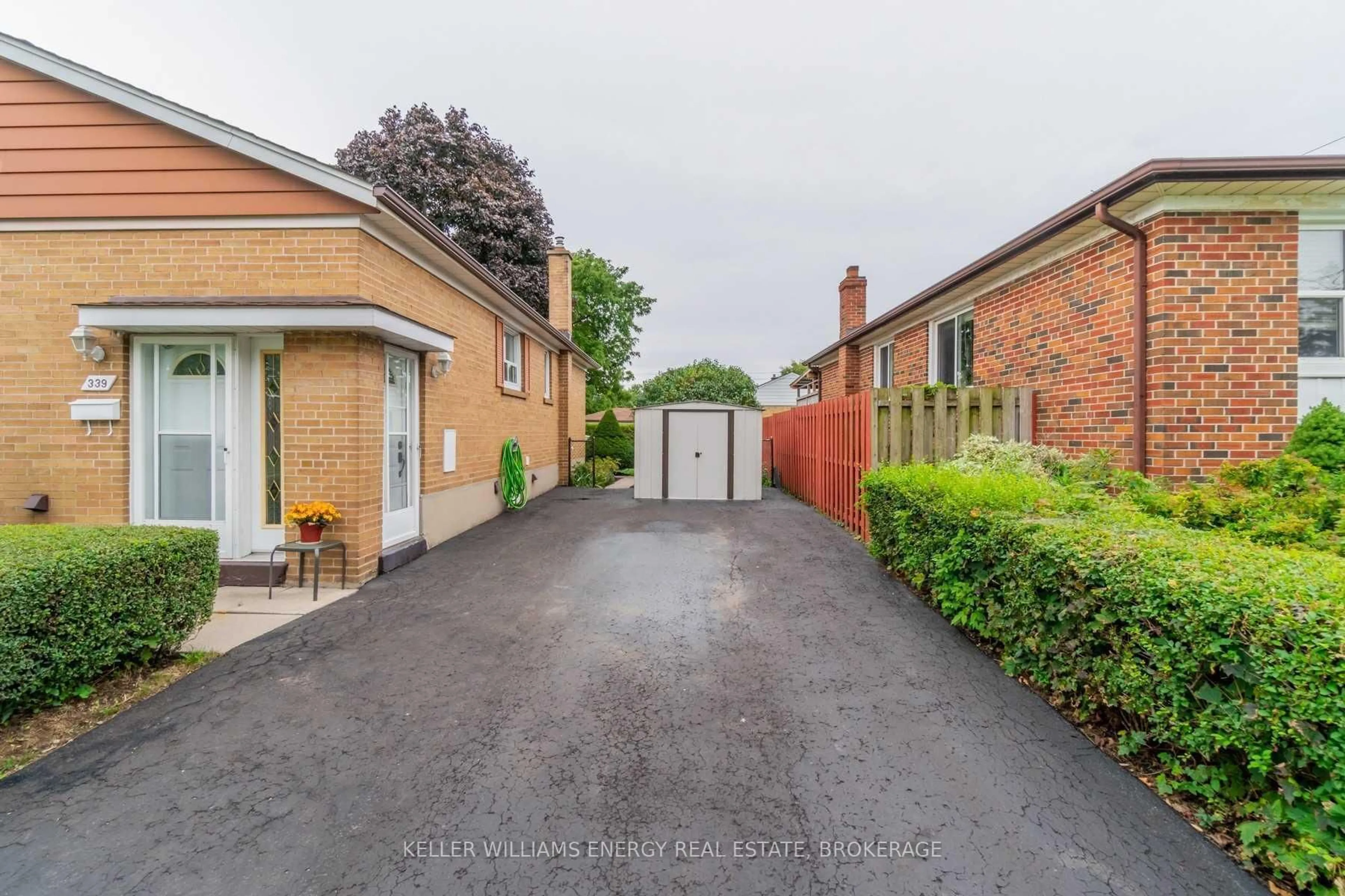 A pic from outside/outdoor area/front of a property/back of a property/a pic from drone, street for 339 Jasper Ave, Oshawa Ontario L1J 1L6
