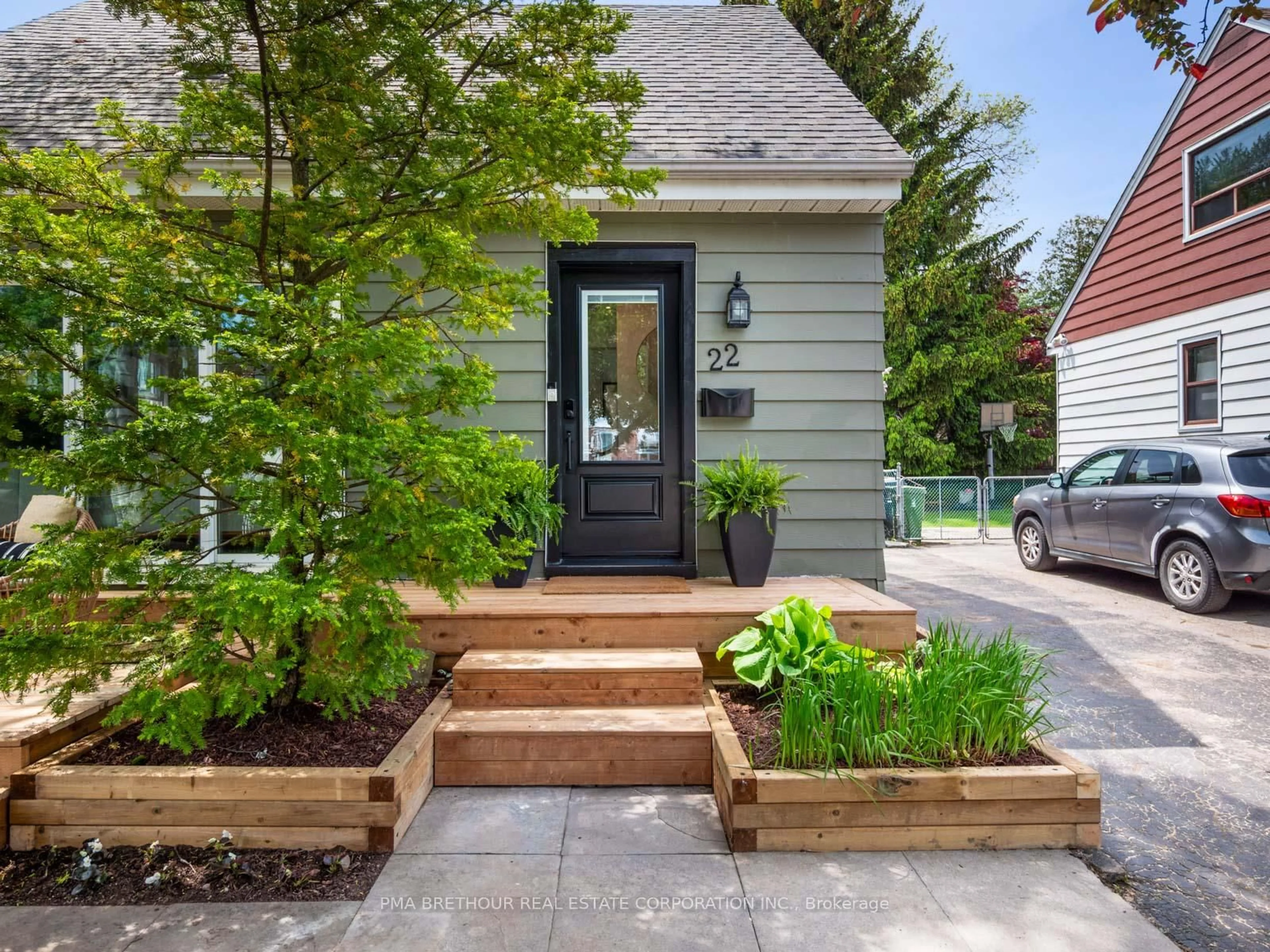 Indoor entryway for 22 Harewood Ave, Toronto Ontario M1M 2R2