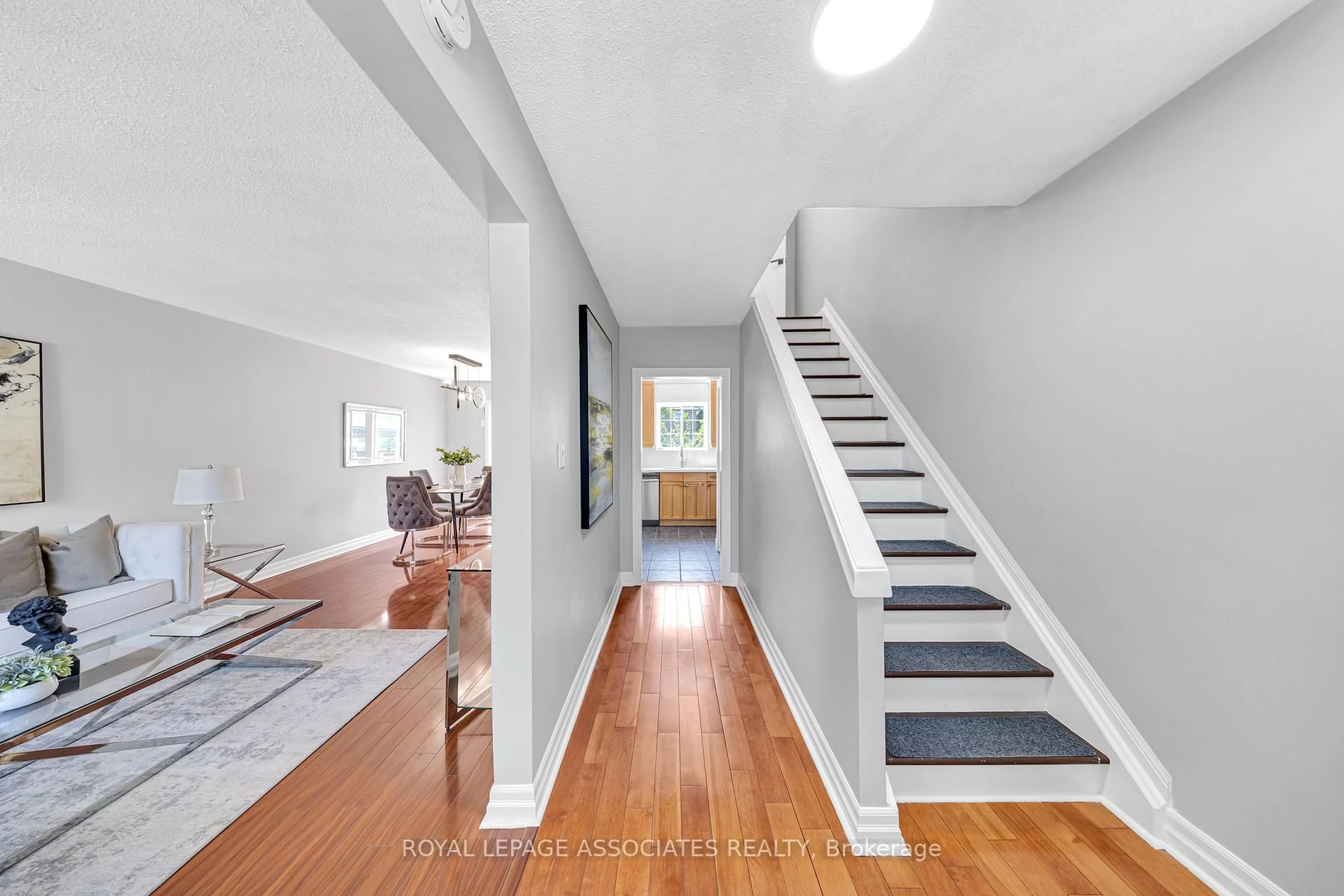 Indoor entryway for 154 Vauxhall Dr, Toronto Ontario M1P 1R4