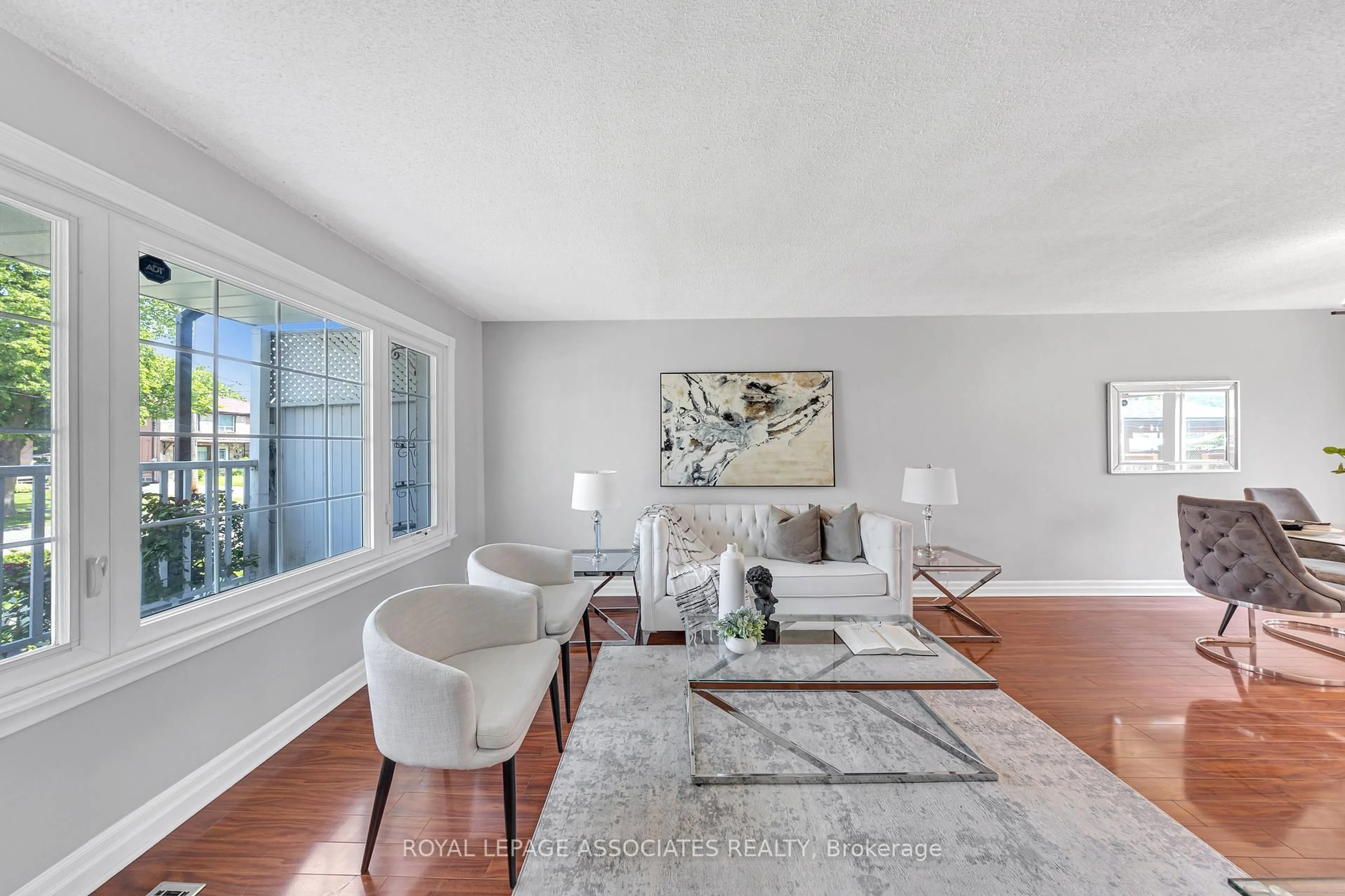 Living room with furniture, unknown for 154 Vauxhall Dr, Toronto Ontario M1P 1R4