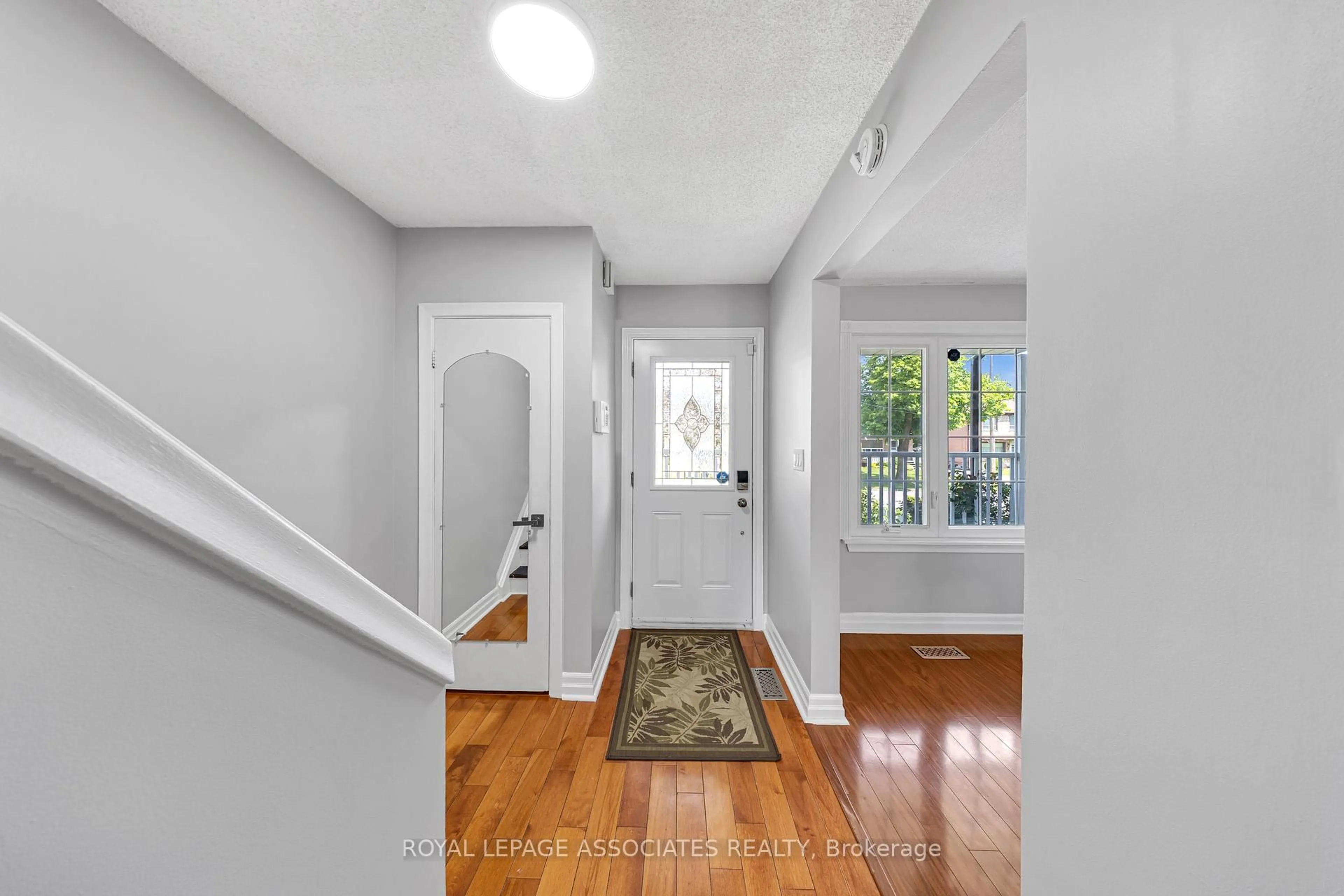 Indoor entryway for 154 Vauxhall Dr, Toronto Ontario M1P 1R4