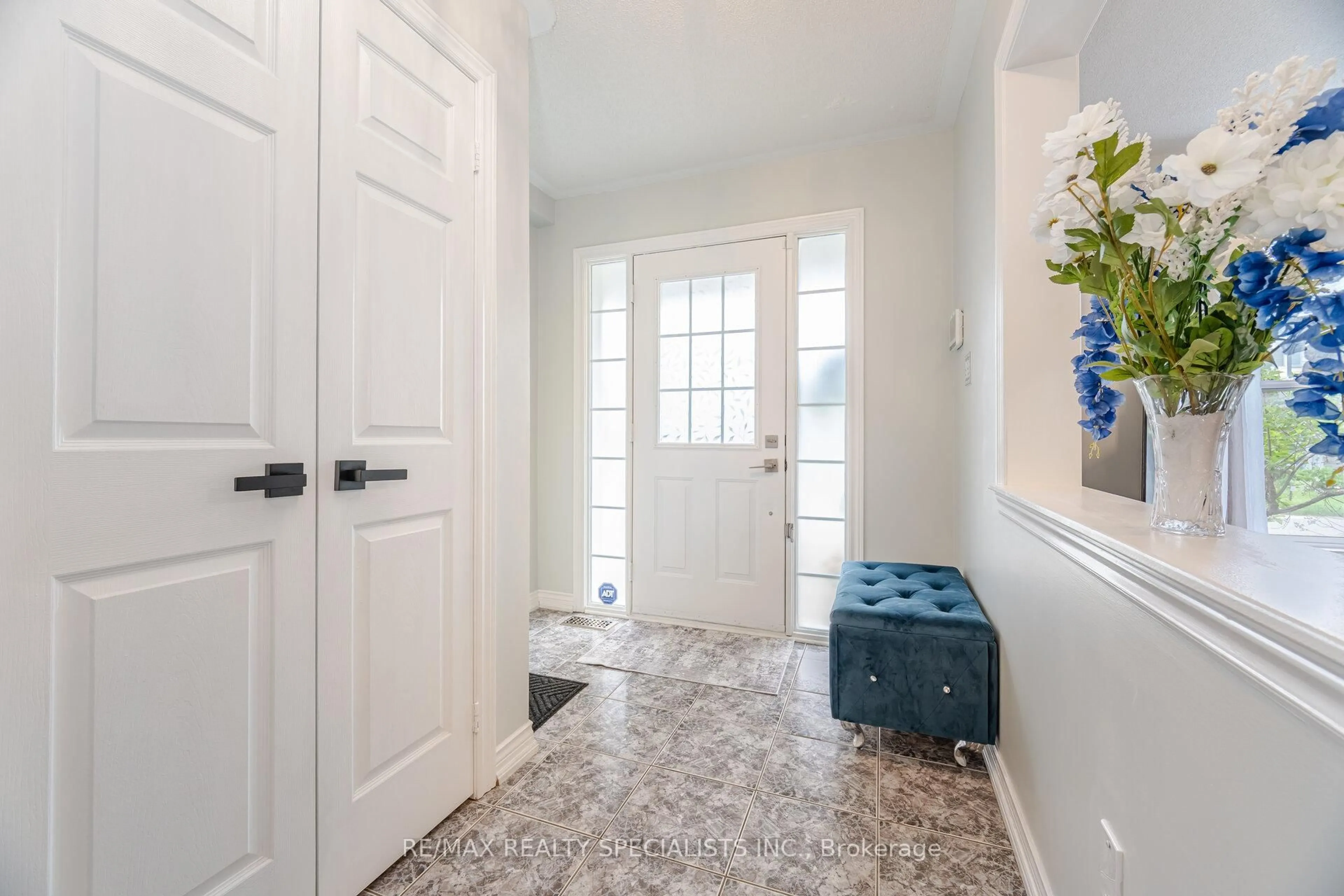 Indoor entryway for 2800 Courtice Rd #42, Clarington Ontario L1E 2M6