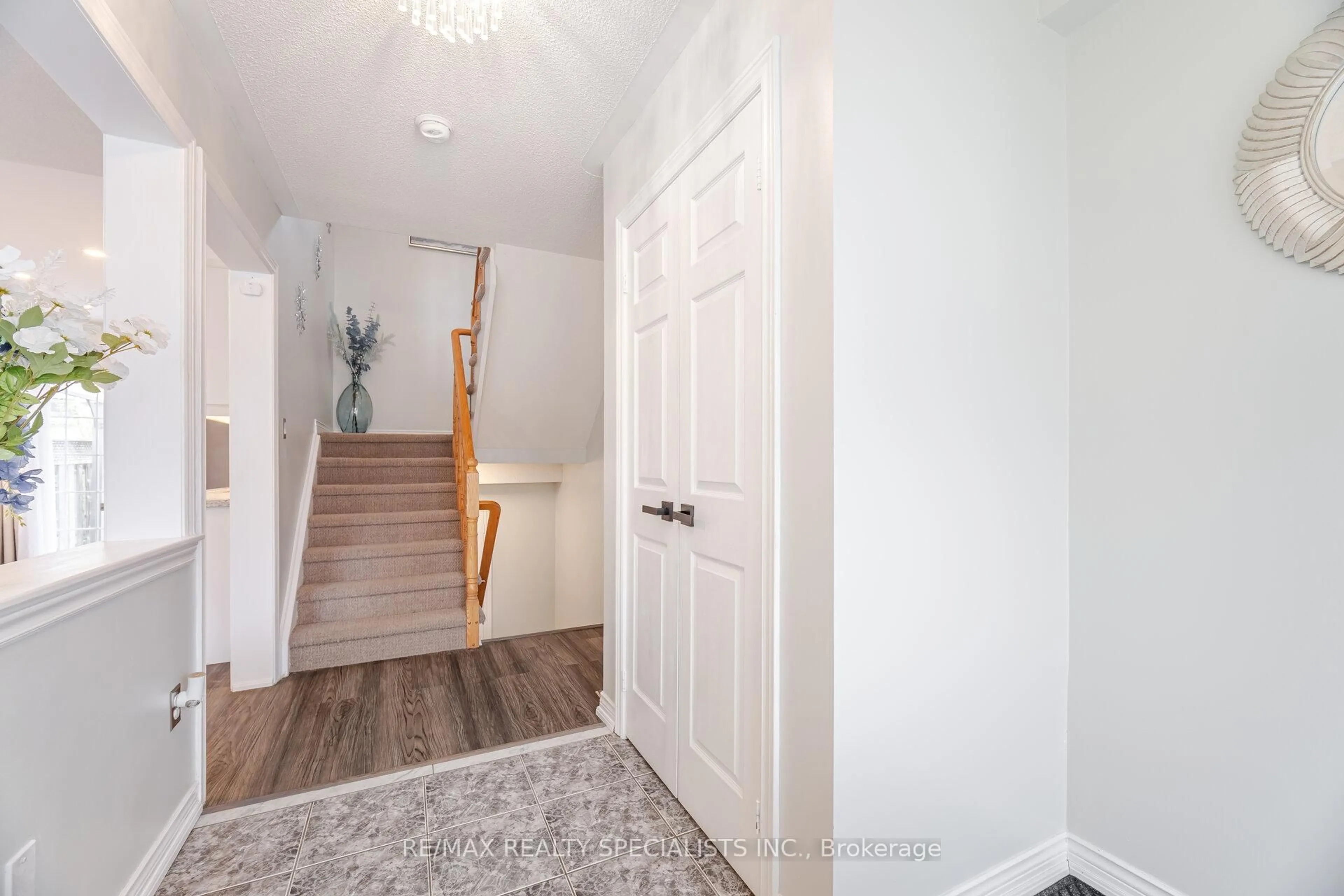 Indoor entryway for 2800 Courtice Rd #42, Clarington Ontario L1E 2M6