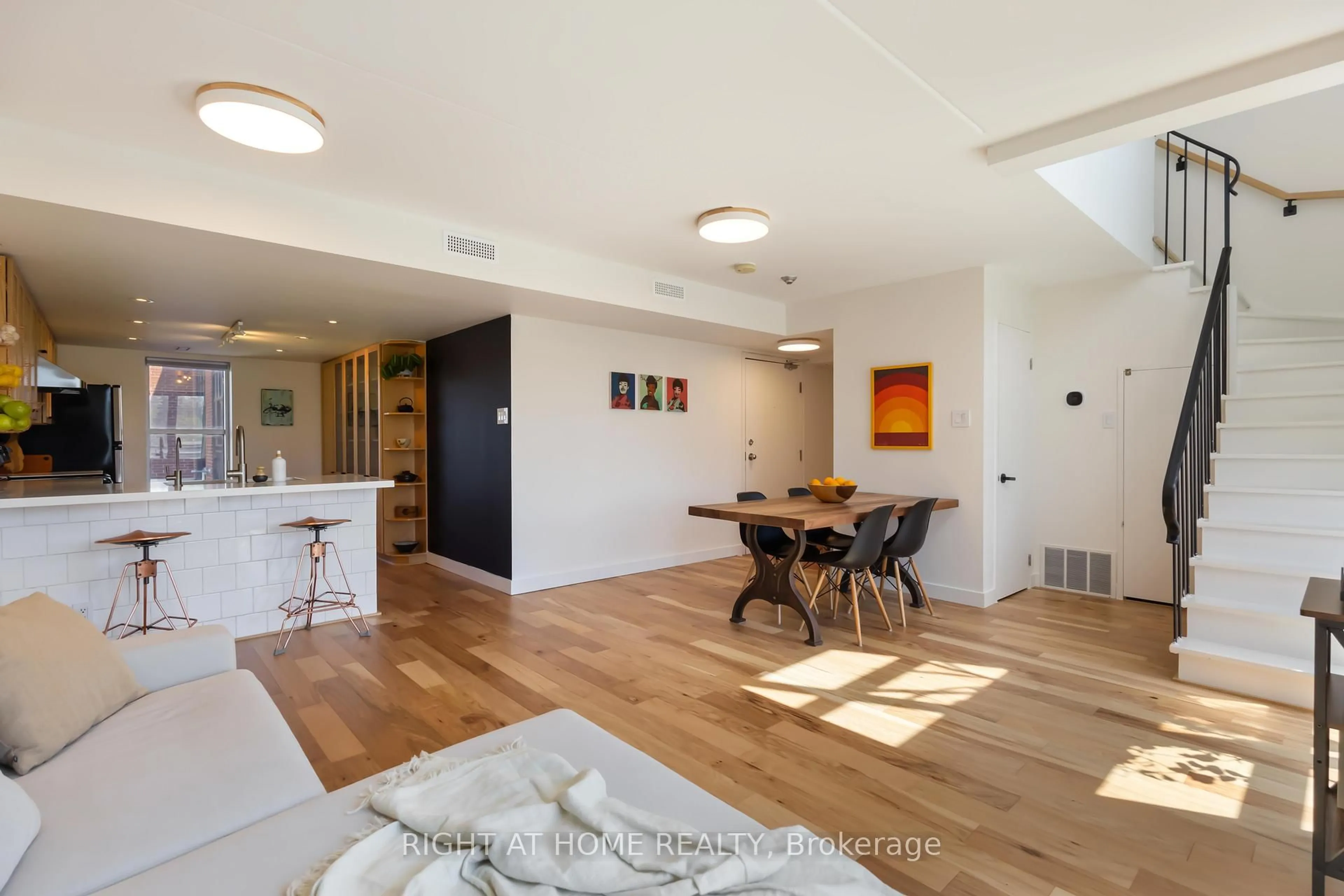 Unknown for 214 Main St #202, Toronto Ontario M4E 2W1