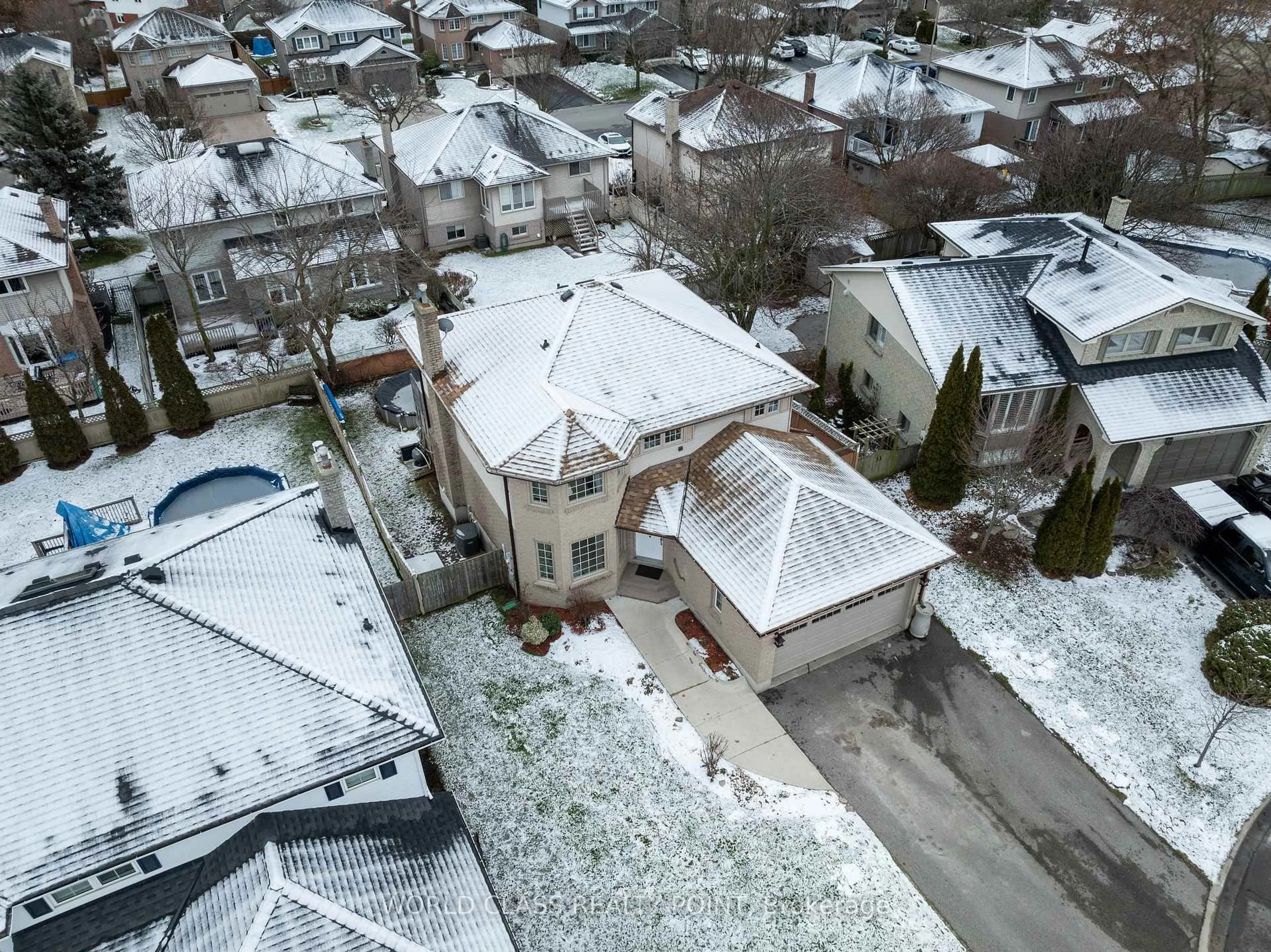 A pic from outside/outdoor area/front of a property/back of a property/a pic from drone, street for 107 Foxhunt Tr, Clarington Ontario L1E 1E1