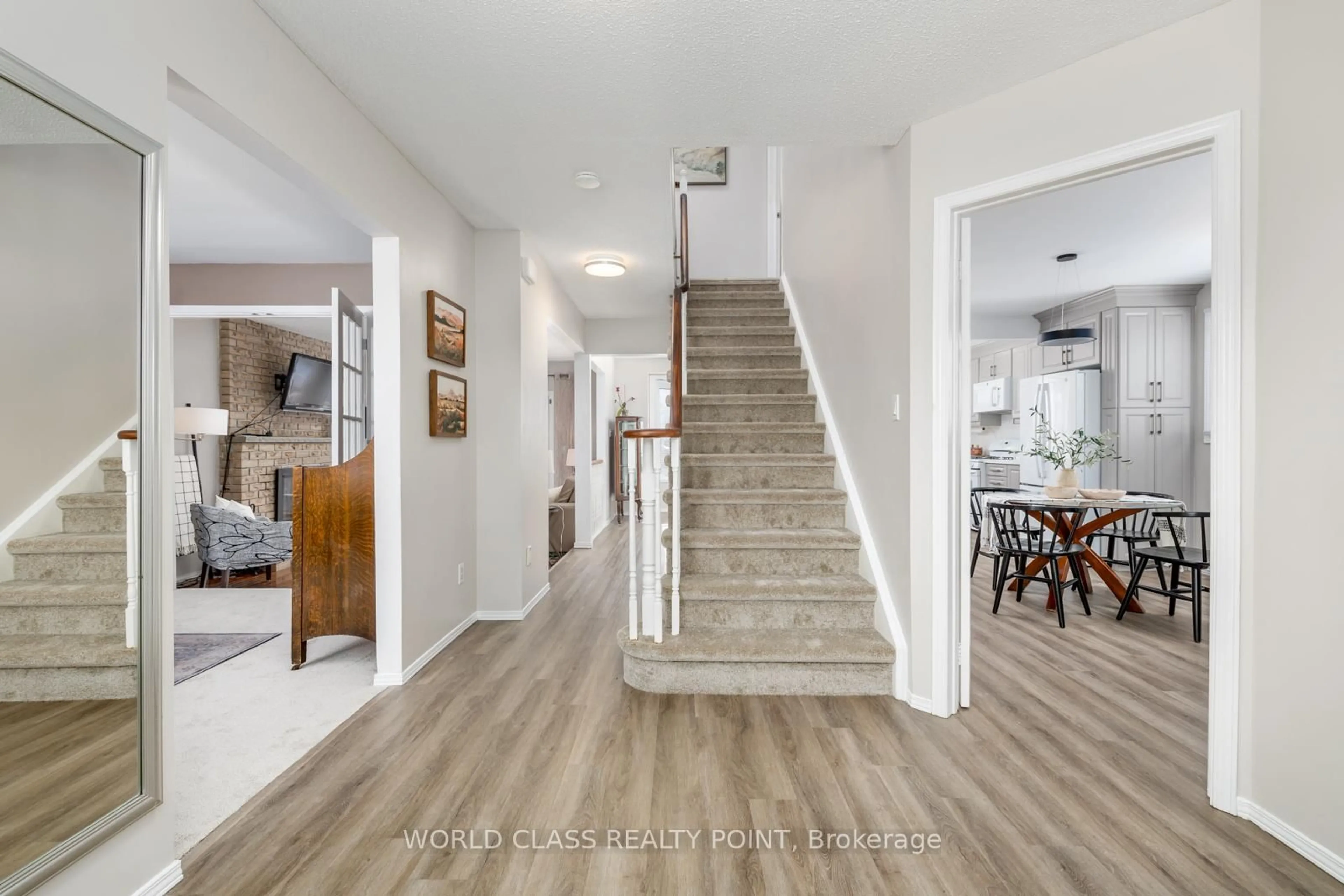 Indoor entryway for 107 Foxhunt Tr, Clarington Ontario L1E 1E1