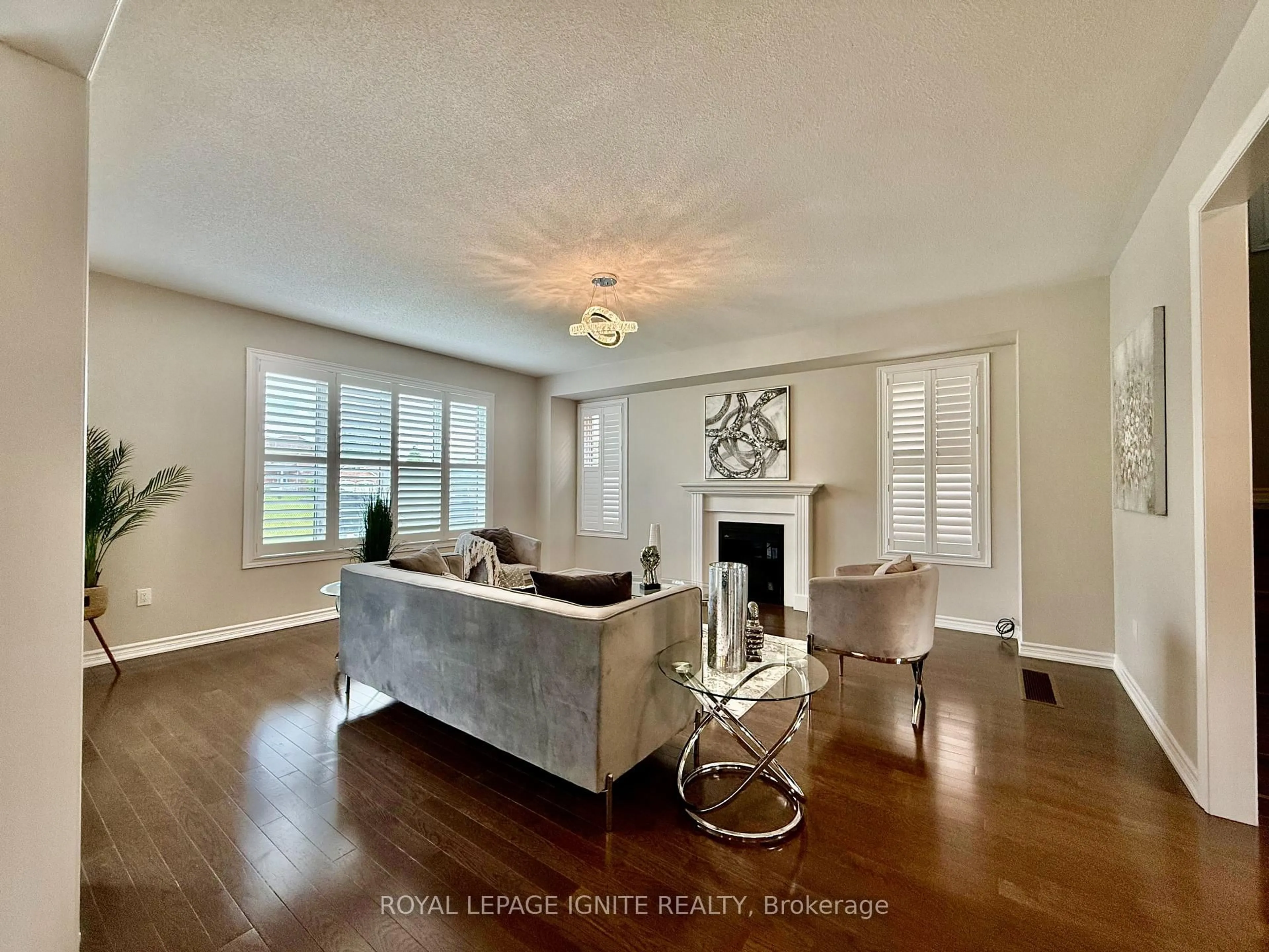 Living room with furniture, wood/laminate floor for 18 Willoughby Pl, Clarington Ontario L1C 0W4