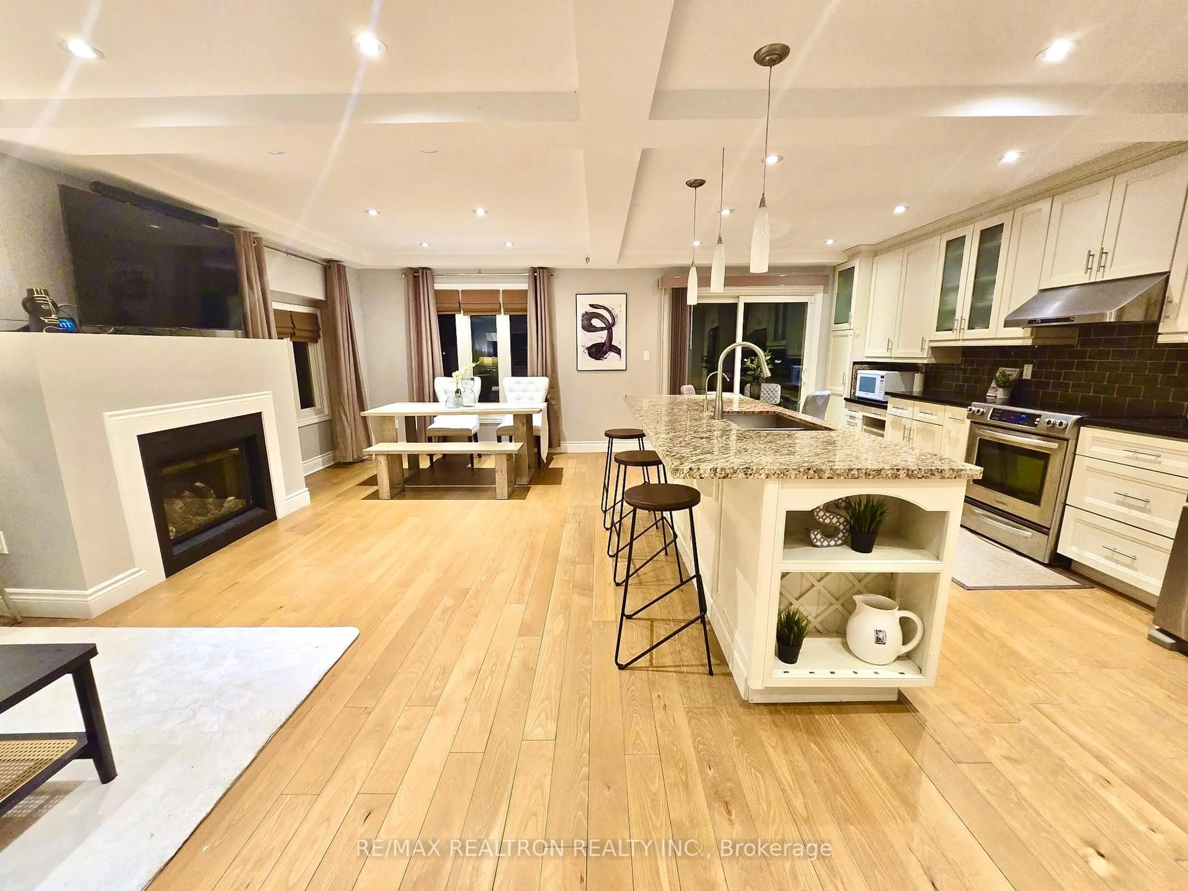 Open concept kitchen, unknown for 978 Redbird Cres, Pickering Ontario L1V 5K7