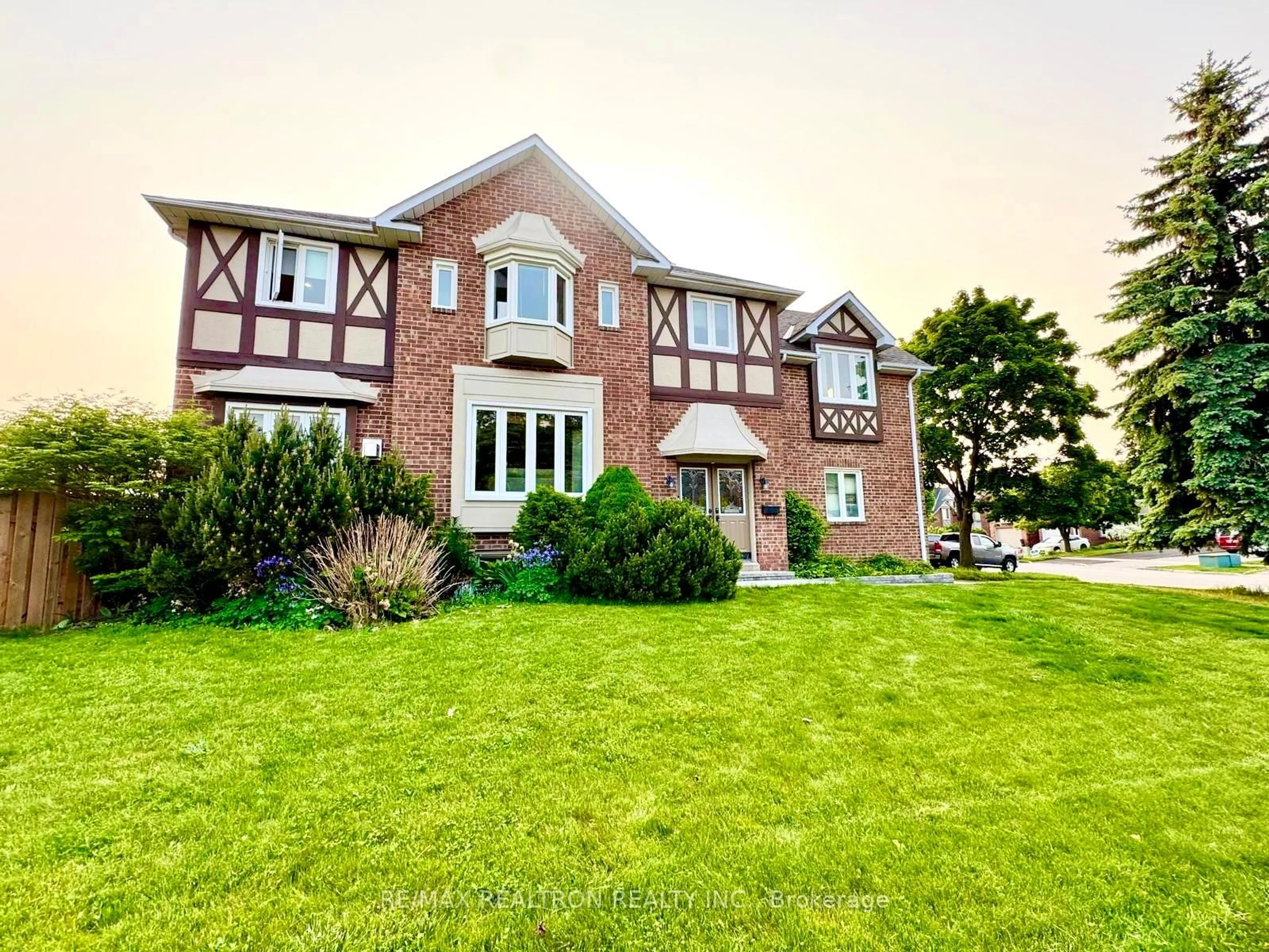 Home with brick exterior material, street for 978 Redbird Cres, Pickering Ontario L1V 5K7