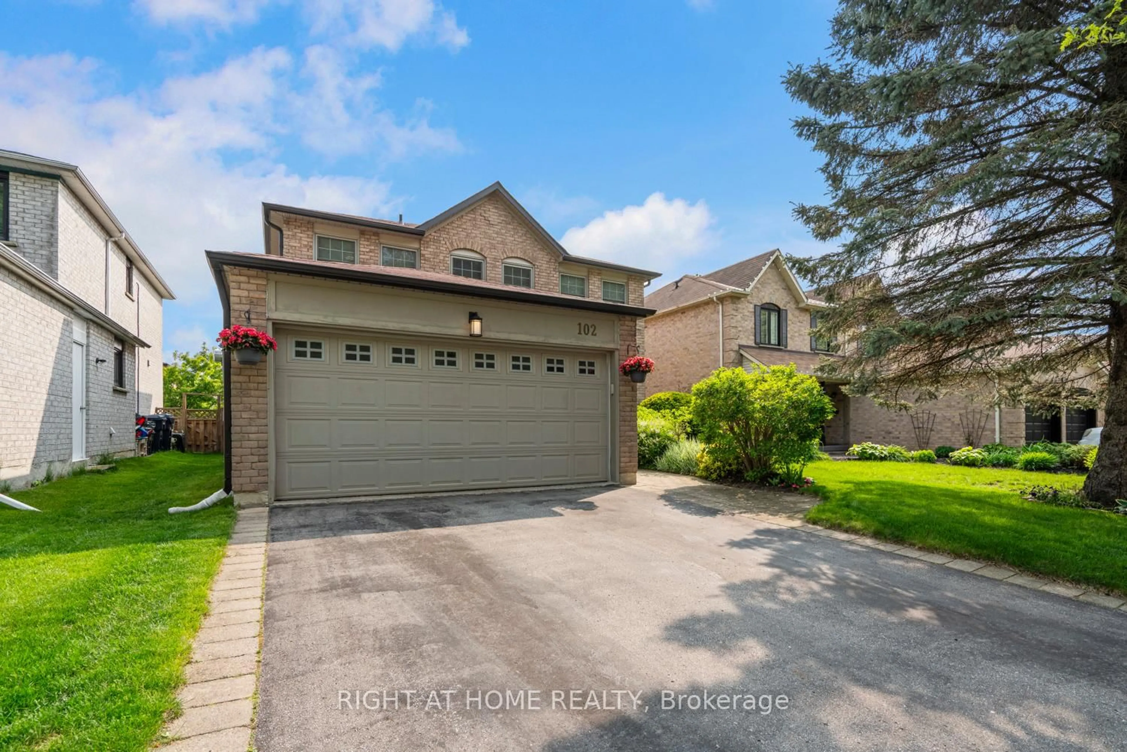 A pic from outside/outdoor area/front of a property/back of a property/a pic from drone, street for 102 Greybeaver Tr, Toronto Ontario M1C 4V3