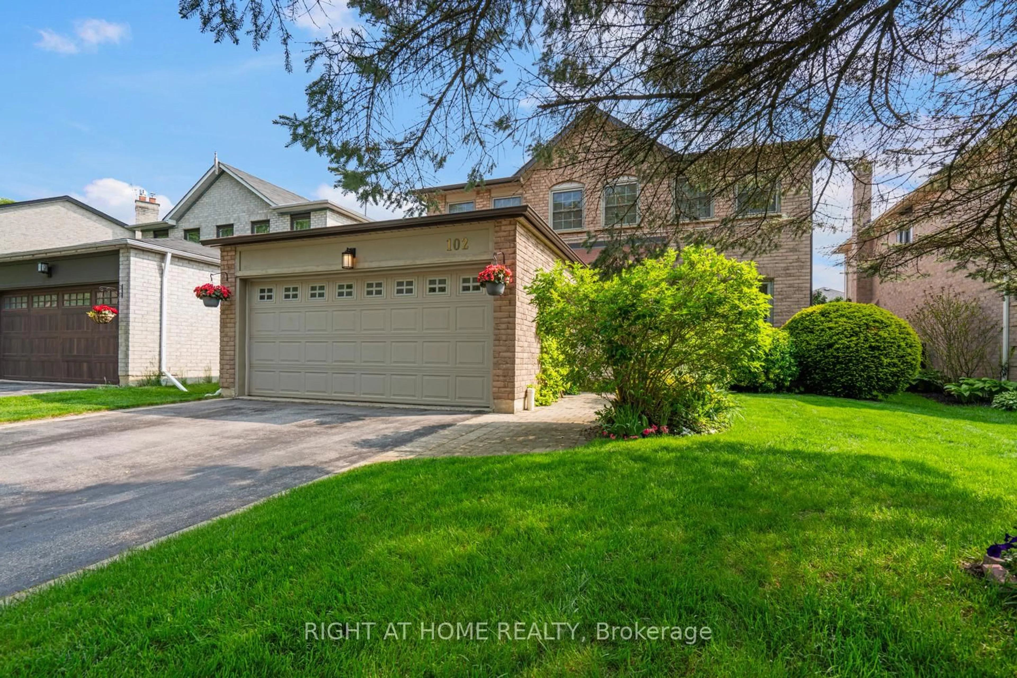A pic from outside/outdoor area/front of a property/back of a property/a pic from drone, street for 102 Greybeaver Tr, Toronto Ontario M1C 4V3