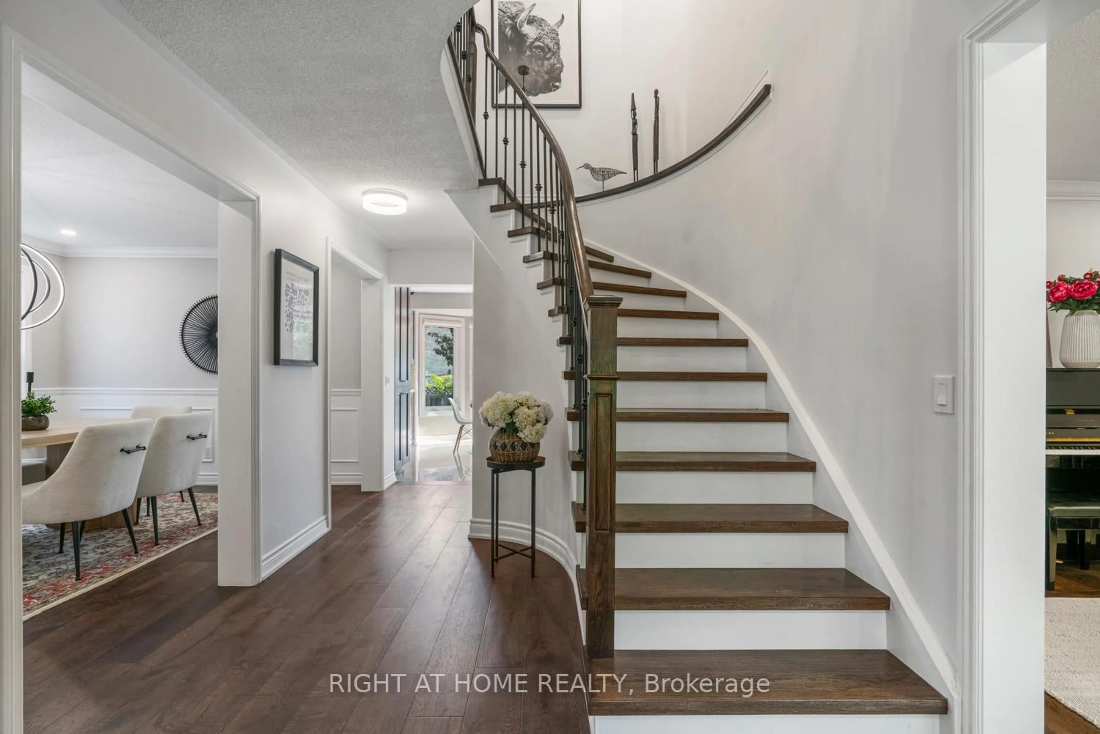 Indoor entryway for 102 Greybeaver Tr, Toronto Ontario M1C 4V3
