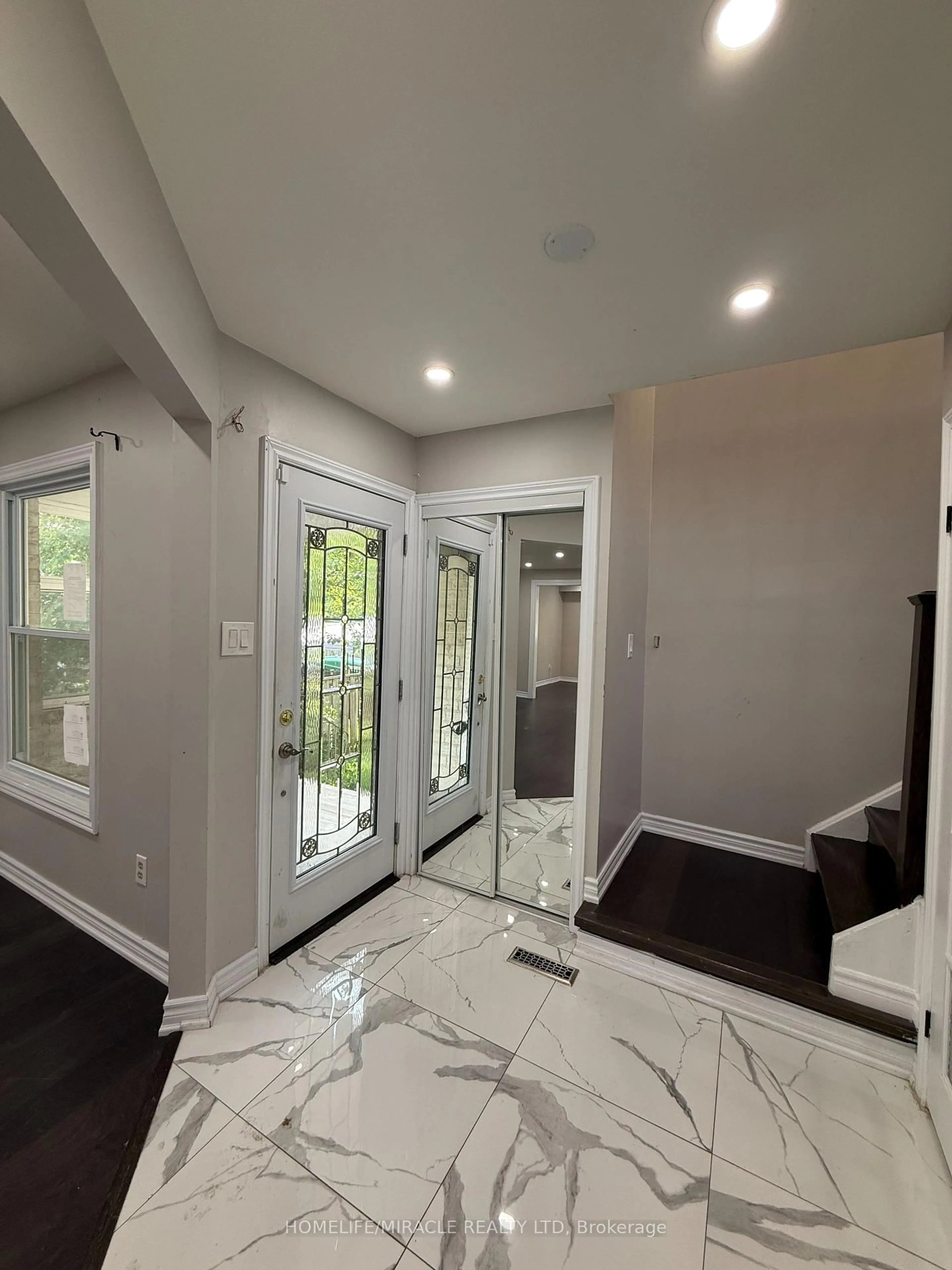 Indoor entryway for 1620 McBrady Cres, Pickering Ontario L1X 2B6