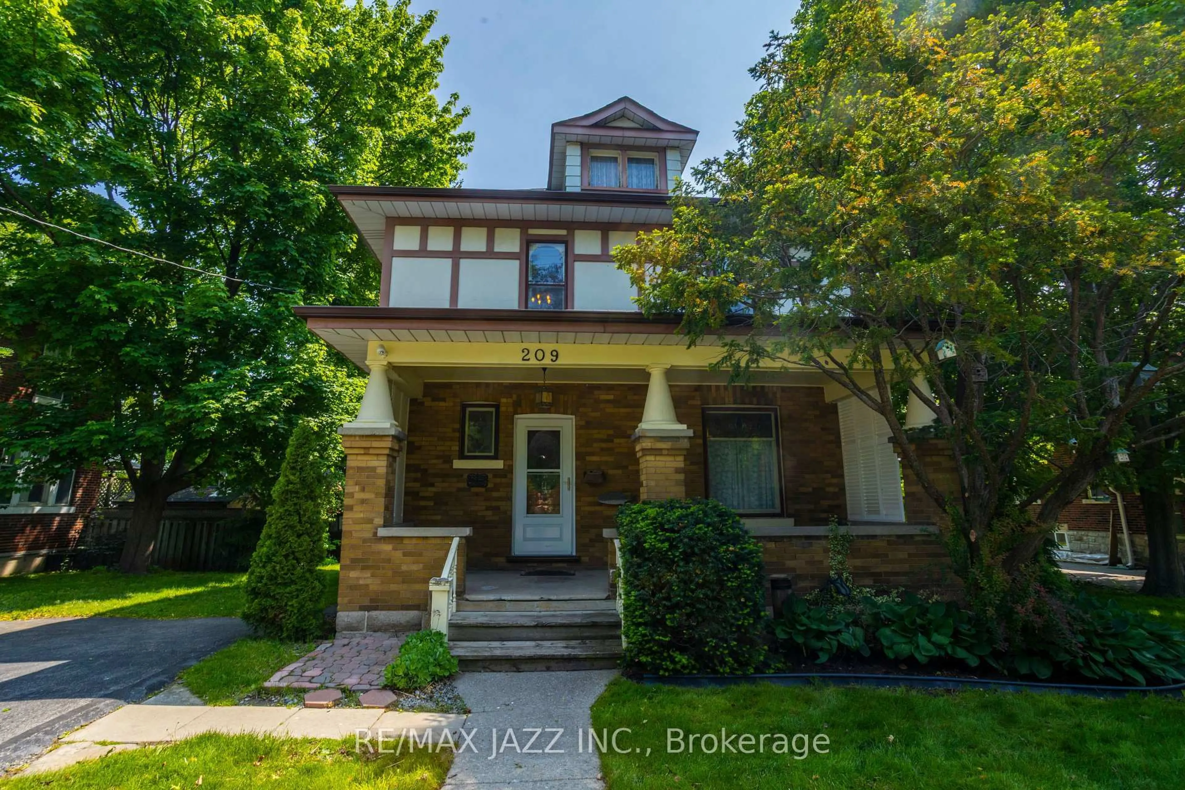 Home with brick exterior material, street for 209 Byron St, Whitby Ontario L1H 4Z7