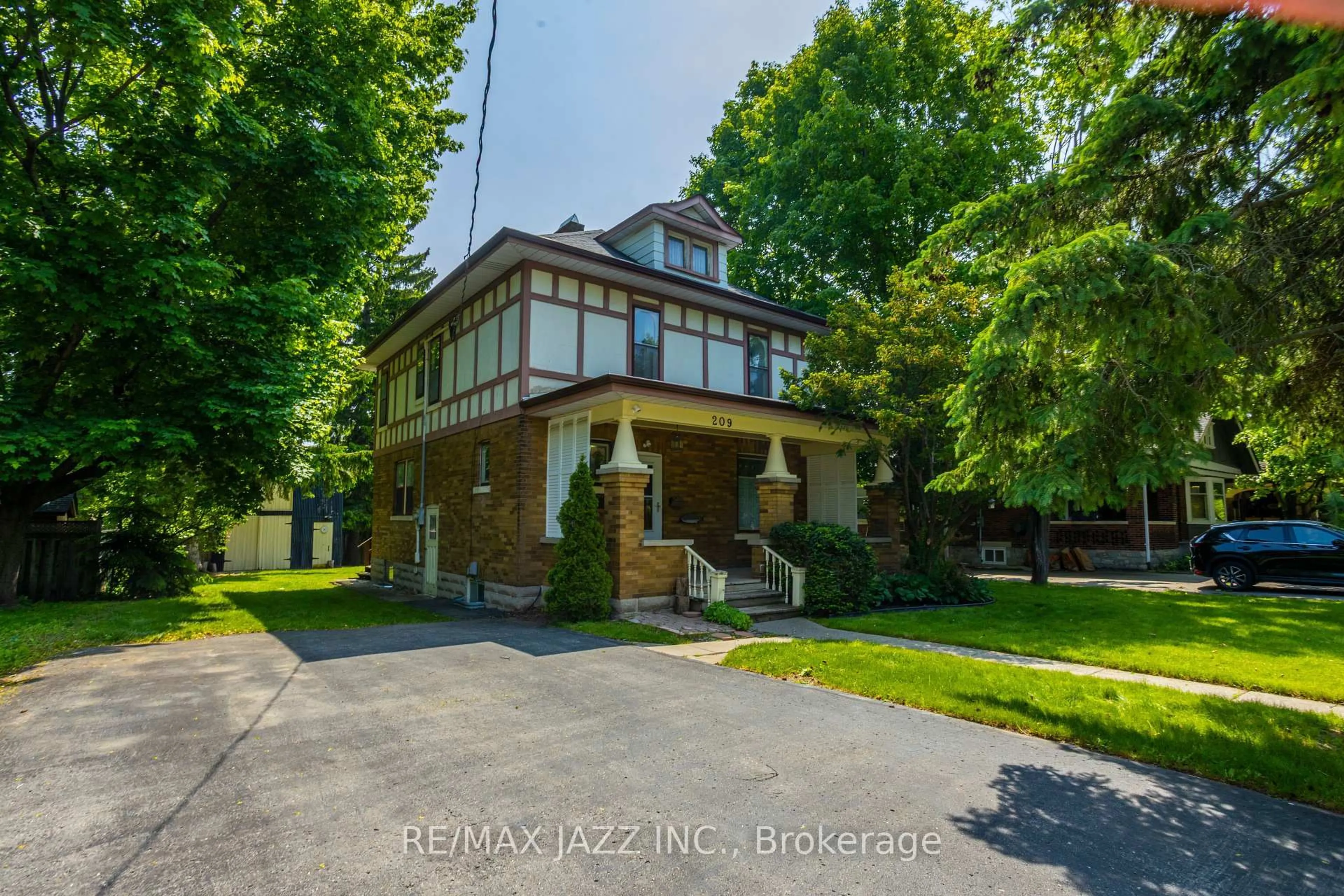 A pic from outside/outdoor area/front of a property/back of a property/a pic from drone, street for 209 Byron St, Whitby Ontario L1H 4Z7