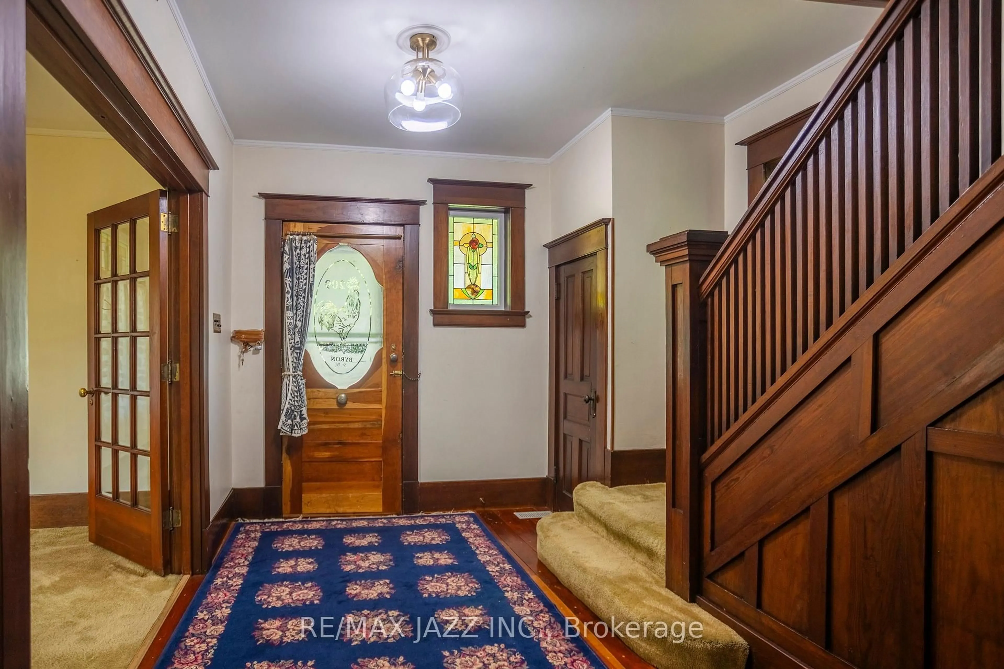 Indoor foyer for 209 Byron St, Whitby Ontario L1H 4Z7