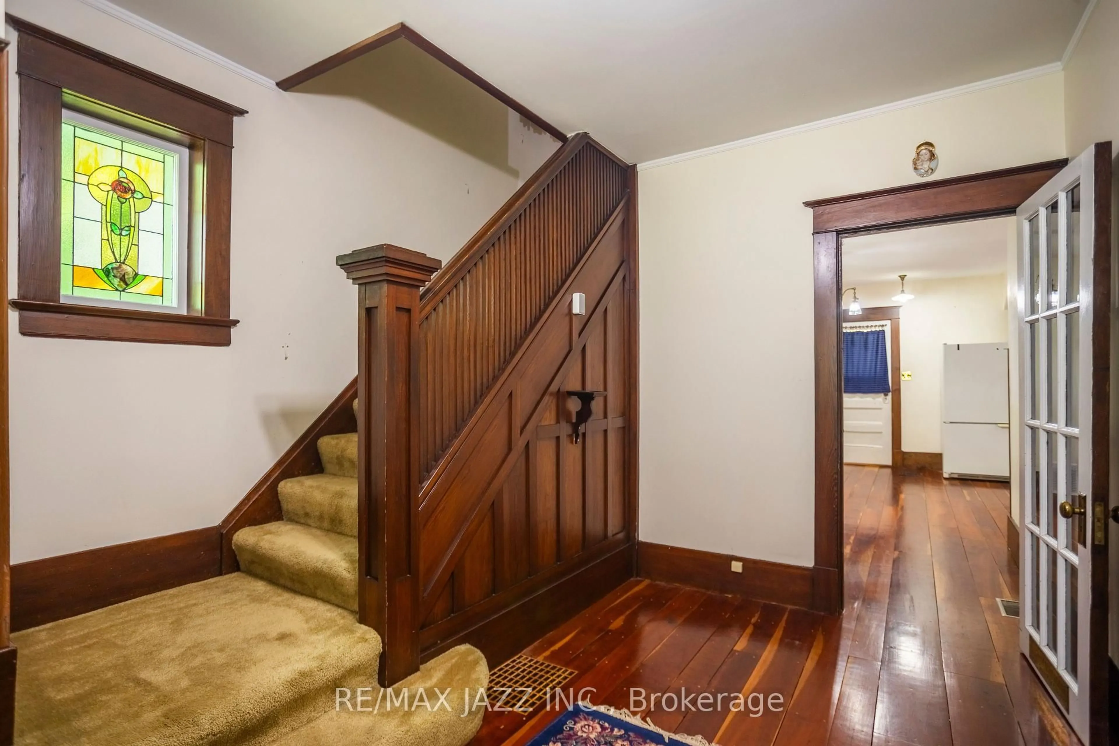 Indoor foyer for 209 Byron St, Whitby Ontario L1H 4Z7