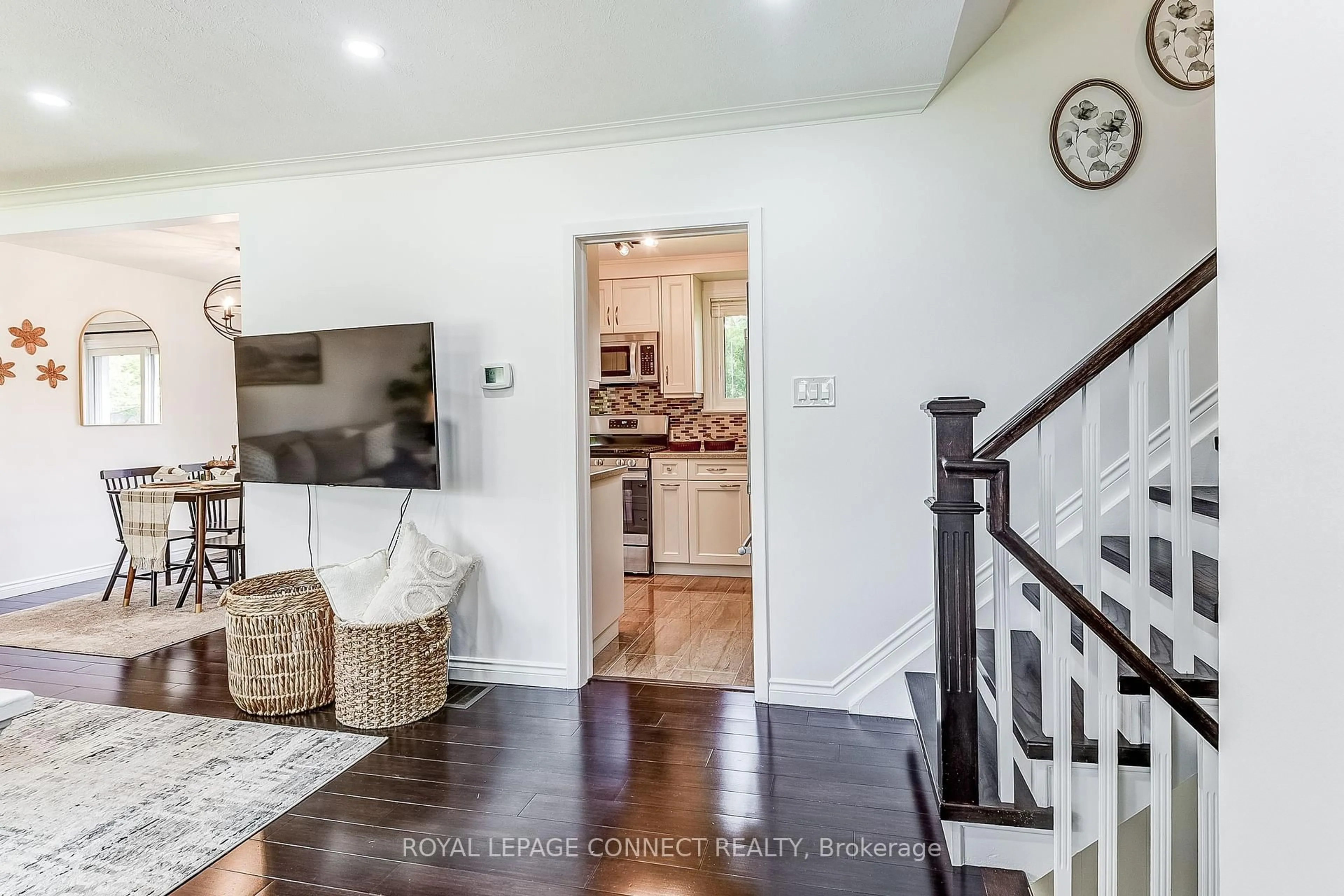Indoor entryway for 22 Ravine Park Cres, Toronto Ontario M1C 2M3