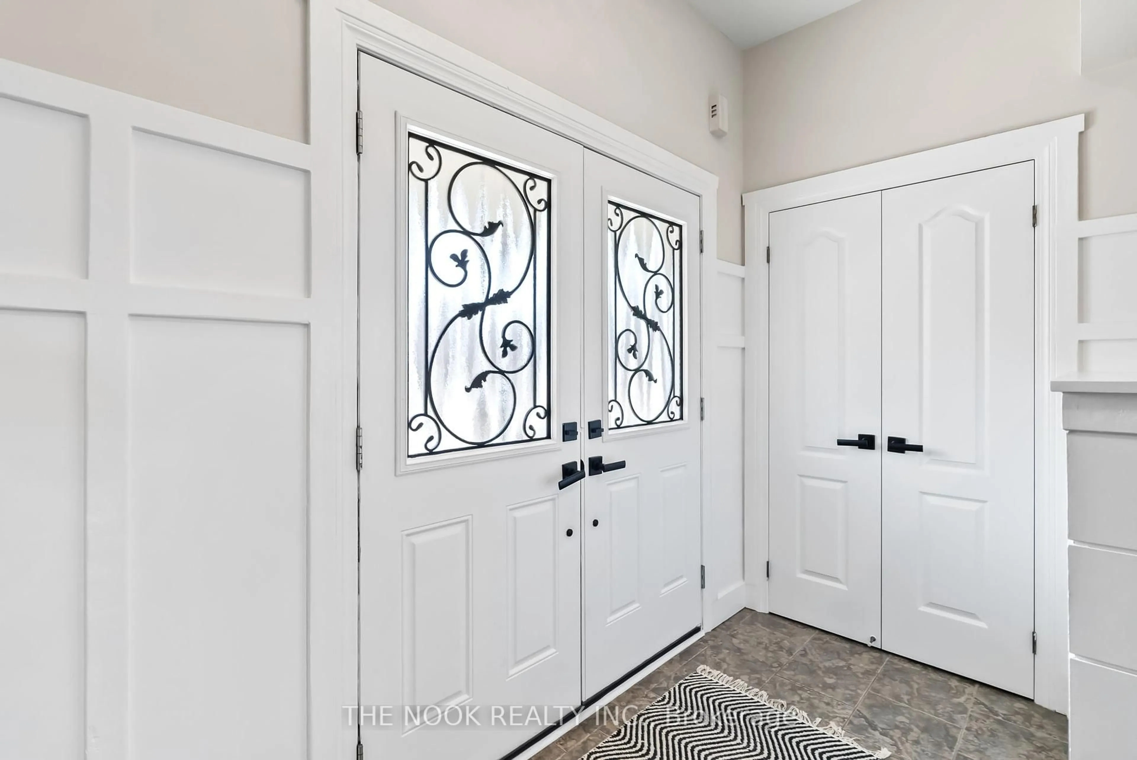 Indoor entryway for 586 Fairglen Ave, Oshawa Ontario L1J 0A3
