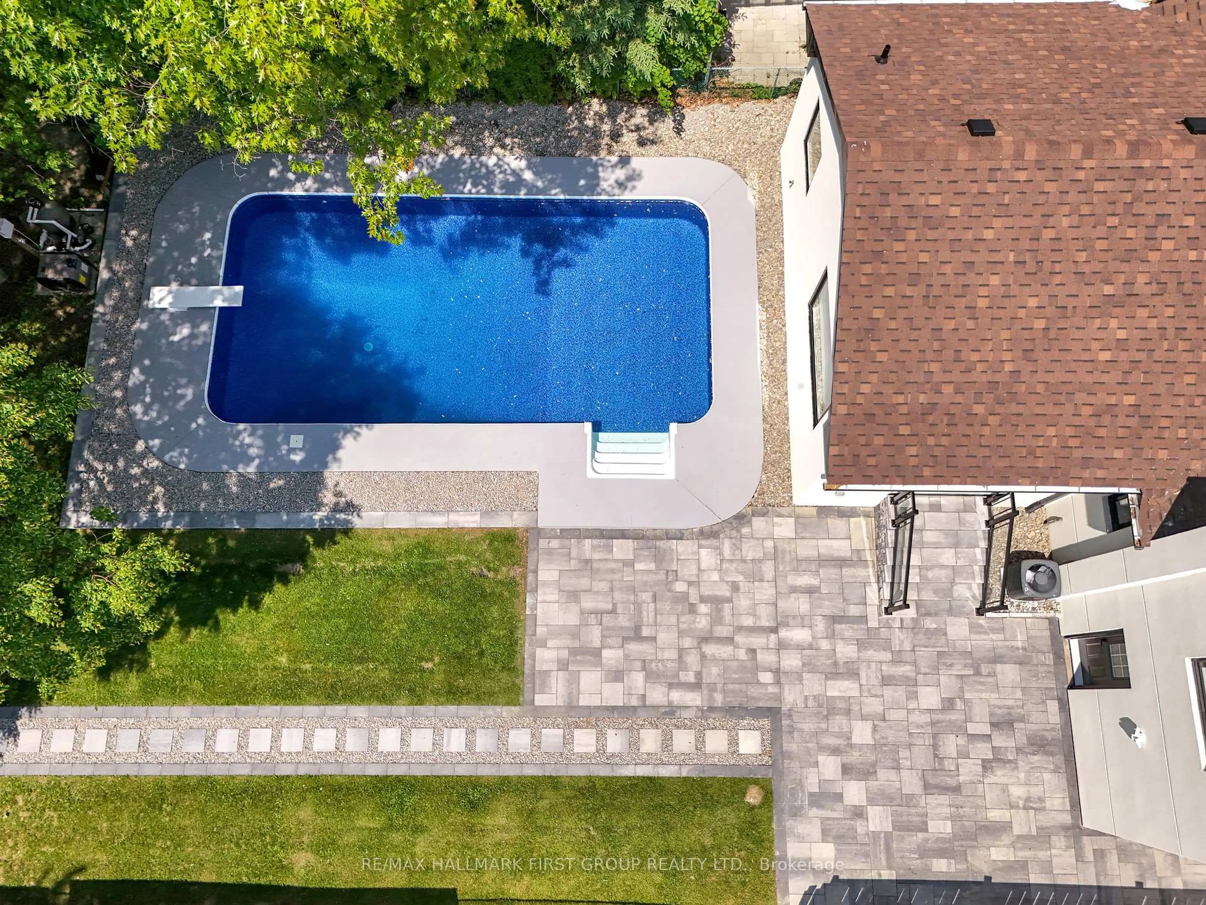 A pic from outside/outdoor area/front of a property/back of a property/a pic from drone, street for 36 Lauralynn Cres, Toronto Ontario M1S 2H5