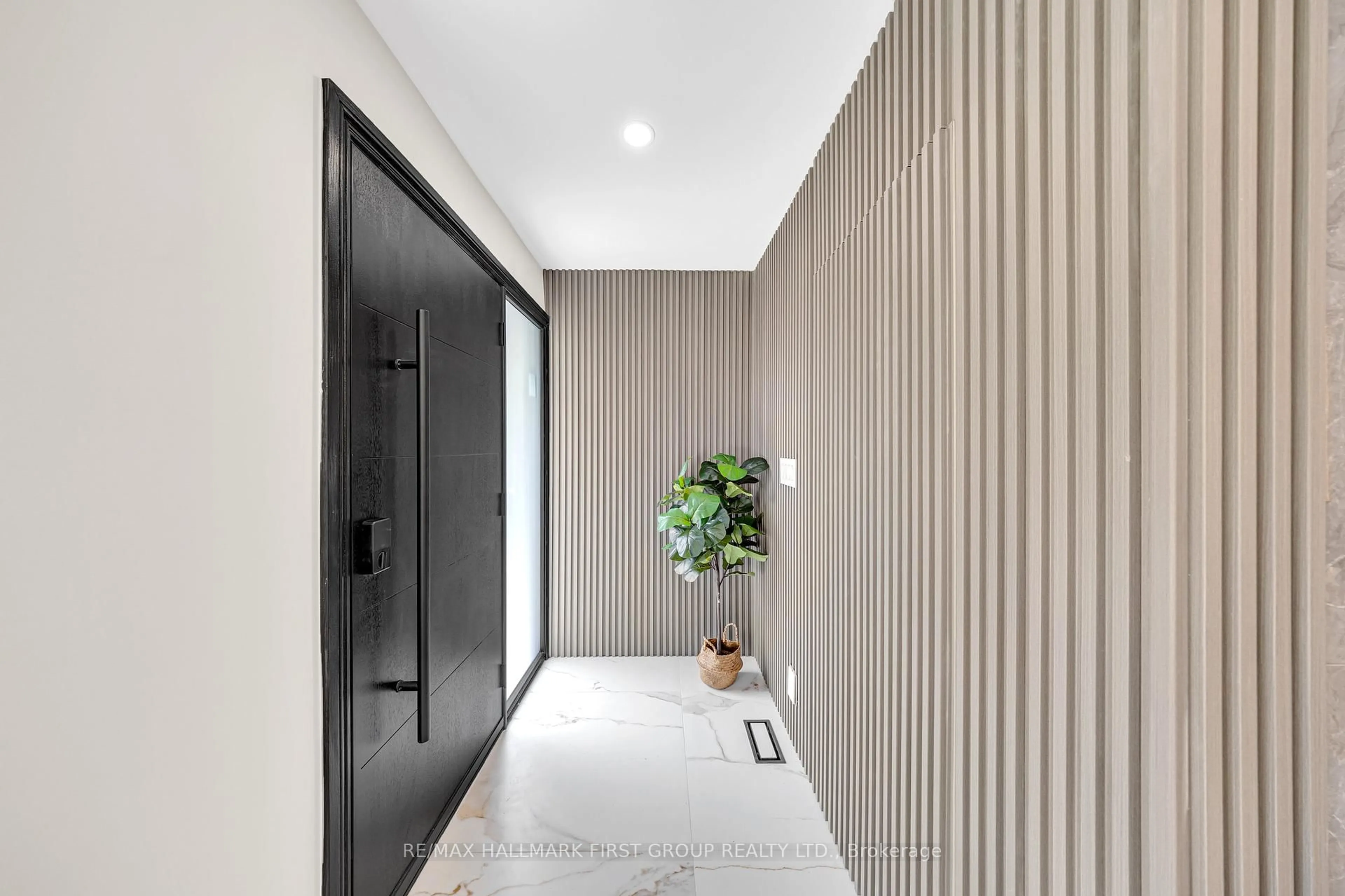 Indoor foyer for 36 Lauralynn Cres, Toronto Ontario M1S 2H5