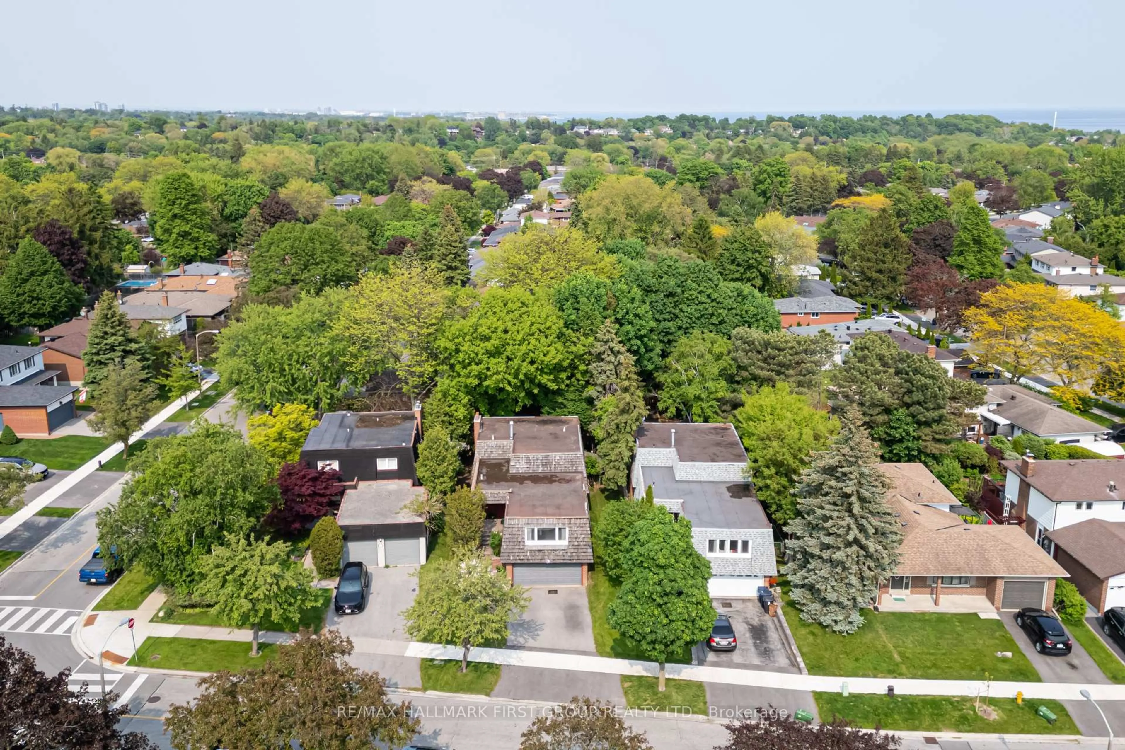 A pic from outside/outdoor area/front of a property/back of a property/a pic from drone, city buildings view from balcony for 9 Tilley Dr, Toronto Ontario M1C 2T9