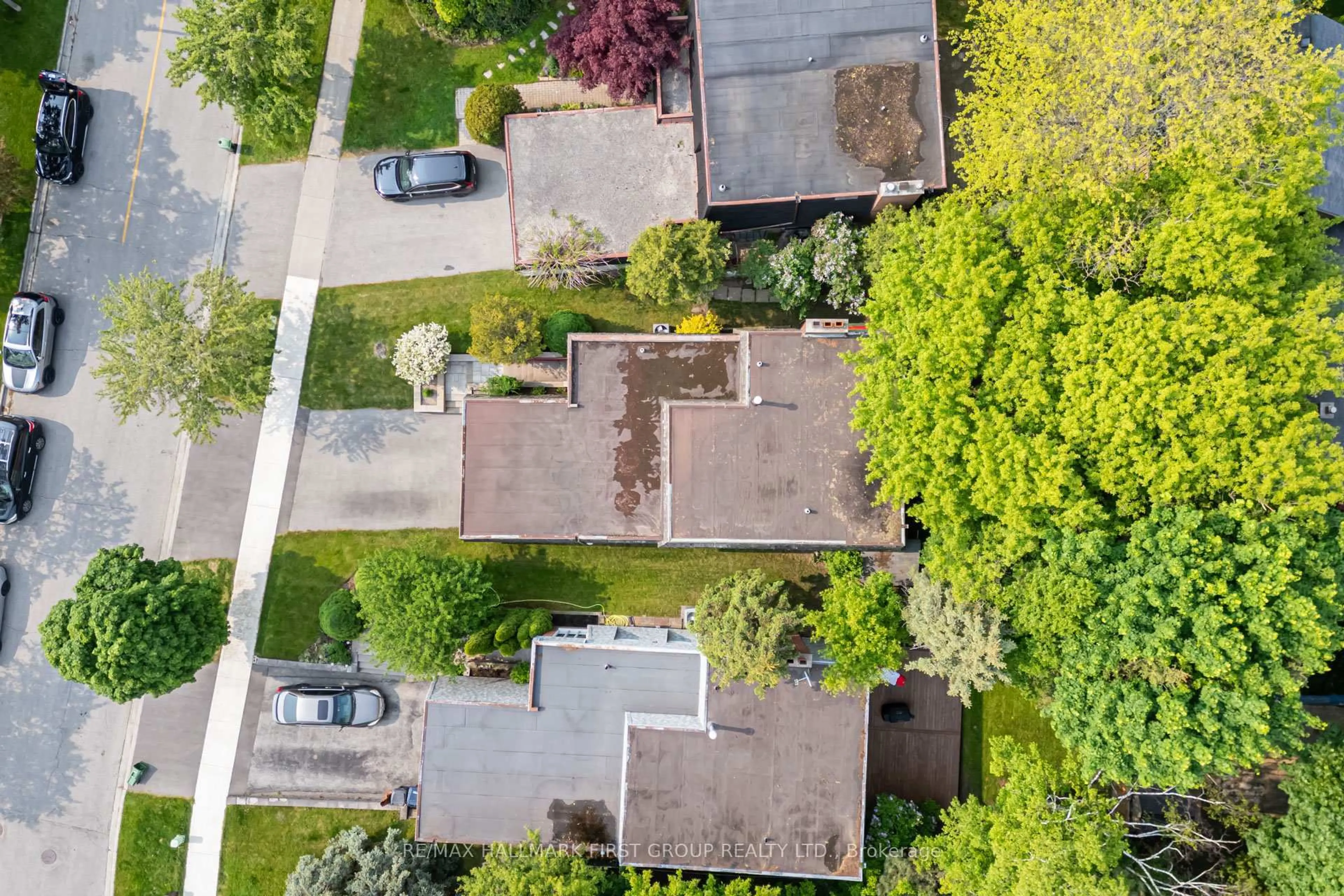 A pic from outside/outdoor area/front of a property/back of a property/a pic from drone, street for 9 Tilley Dr, Toronto Ontario M1C 2T9