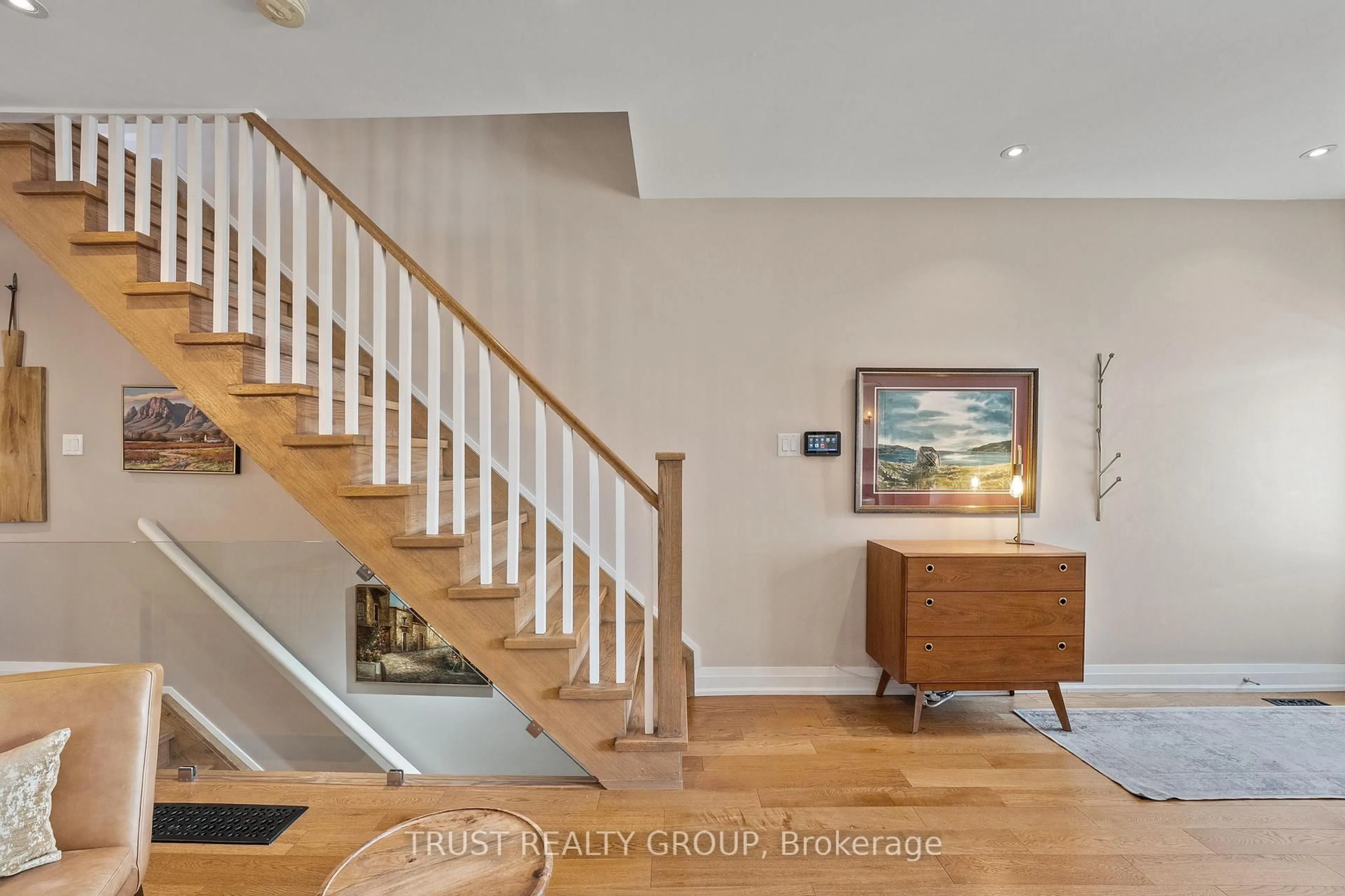 Indoor entryway for 262 Queensdale Ave, Toronto Ontario M4C 2B2