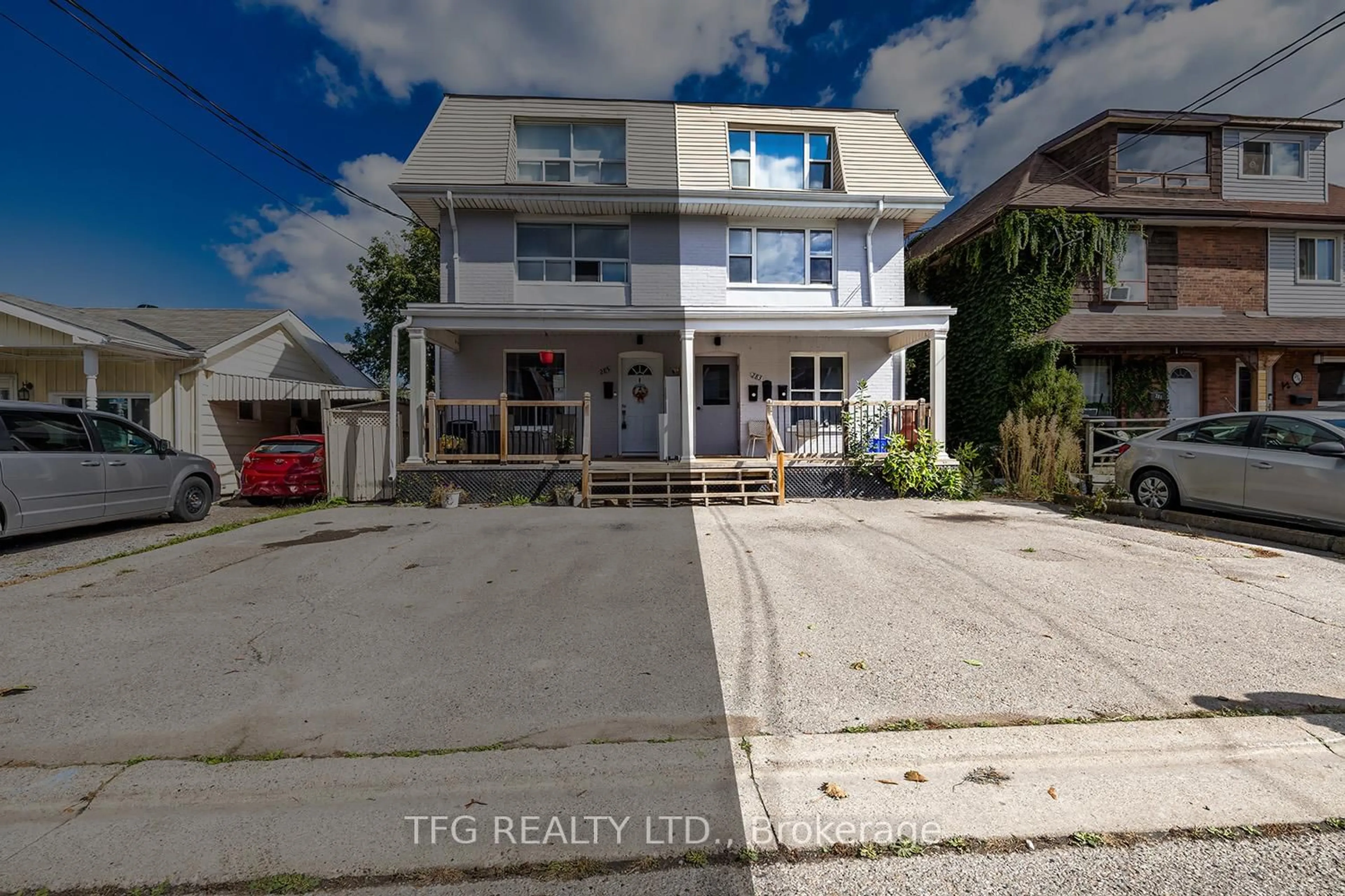 A pic from outside/outdoor area/front of a property/back of a property/a pic from drone, street for 283 Jarvis St, Oshawa Ontario L1G 5K8