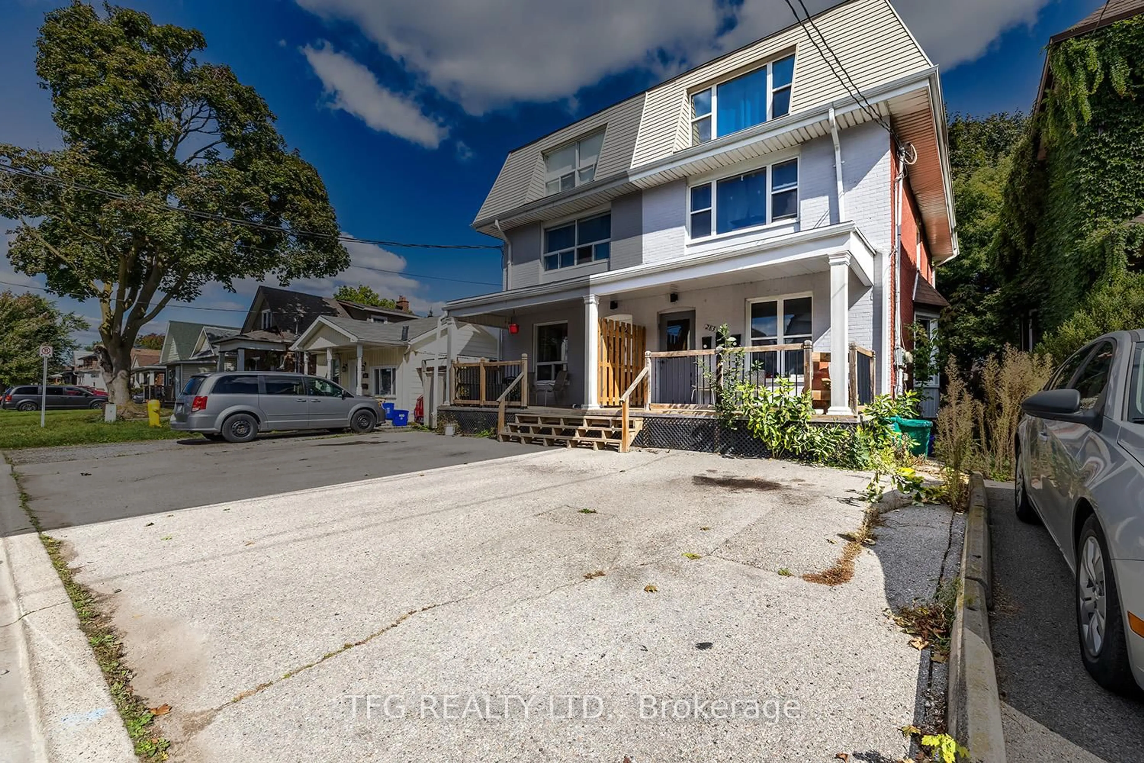 A pic from outside/outdoor area/front of a property/back of a property/a pic from drone, street for 283 Jarvis St, Oshawa Ontario L1G 5K8