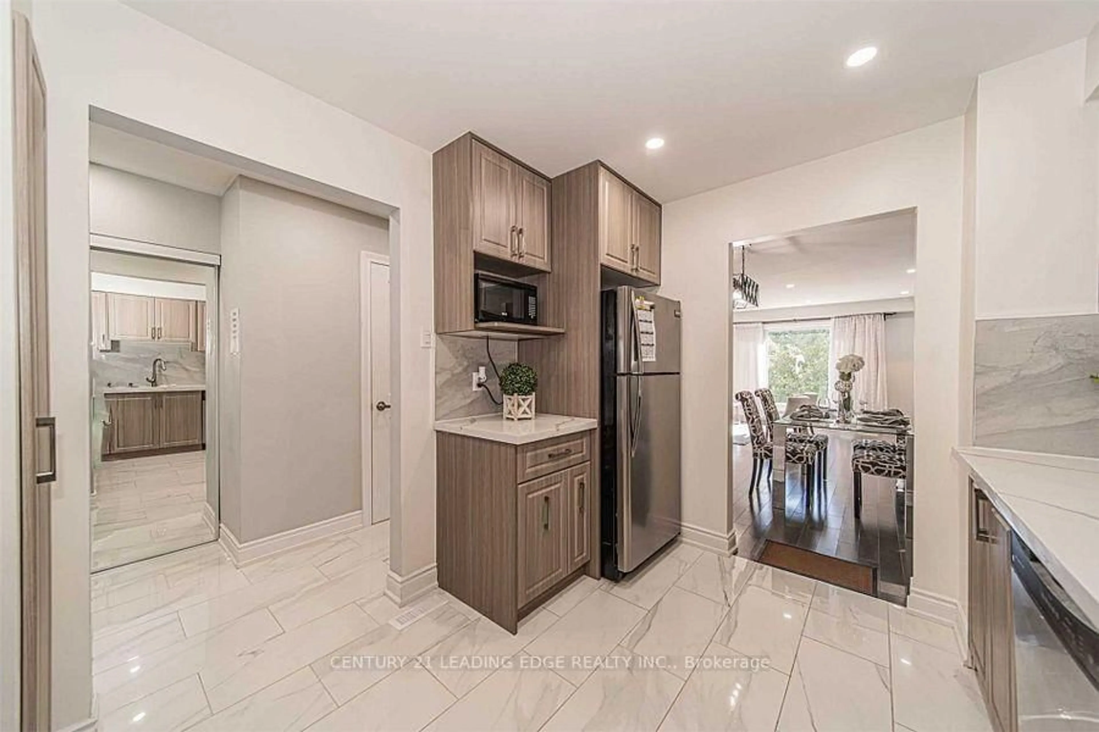 Open concept kitchen, ceramic/tile floor for 18 Tambrook Dr, Toronto Ontario M1W 3L9