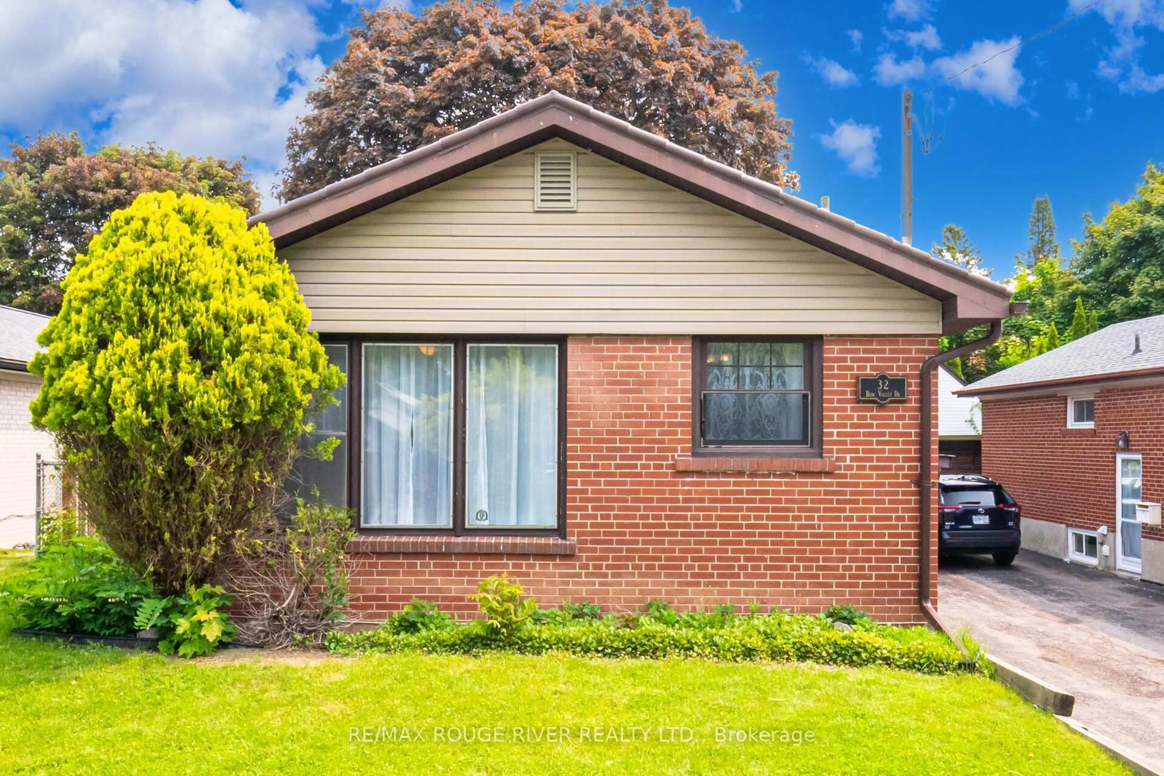 Home with brick exterior material, street for 32 Bow Valley Dr, Toronto Ontario M1G 3J6