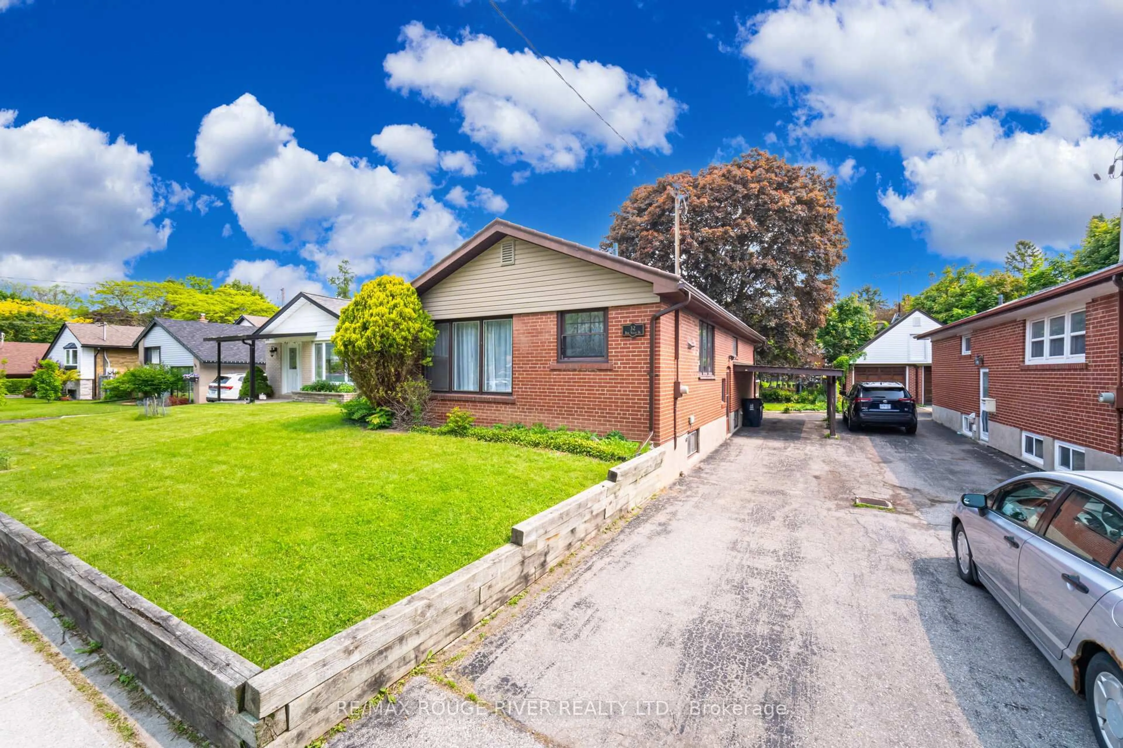 A pic from outside/outdoor area/front of a property/back of a property/a pic from drone, street for 32 Bow Valley Dr, Toronto Ontario M1G 3J6