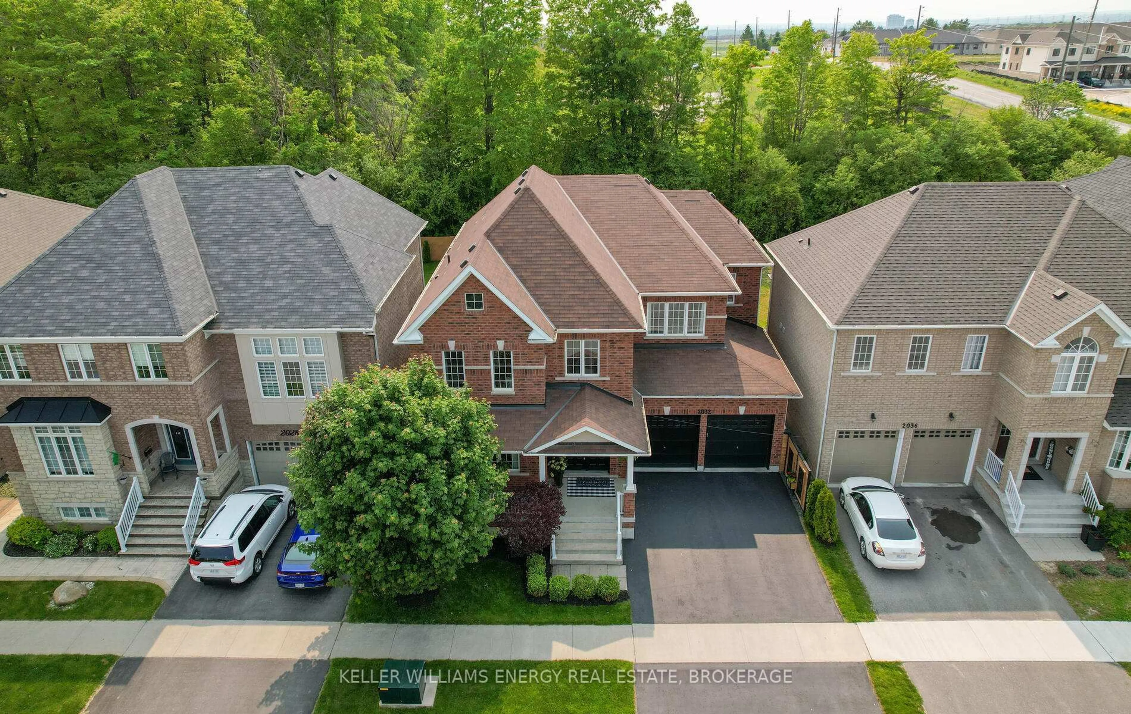 A pic from outside/outdoor area/front of a property/back of a property/a pic from drone, street for 2032 Kurelo Dr, Oshawa Ontario L1K 0W7