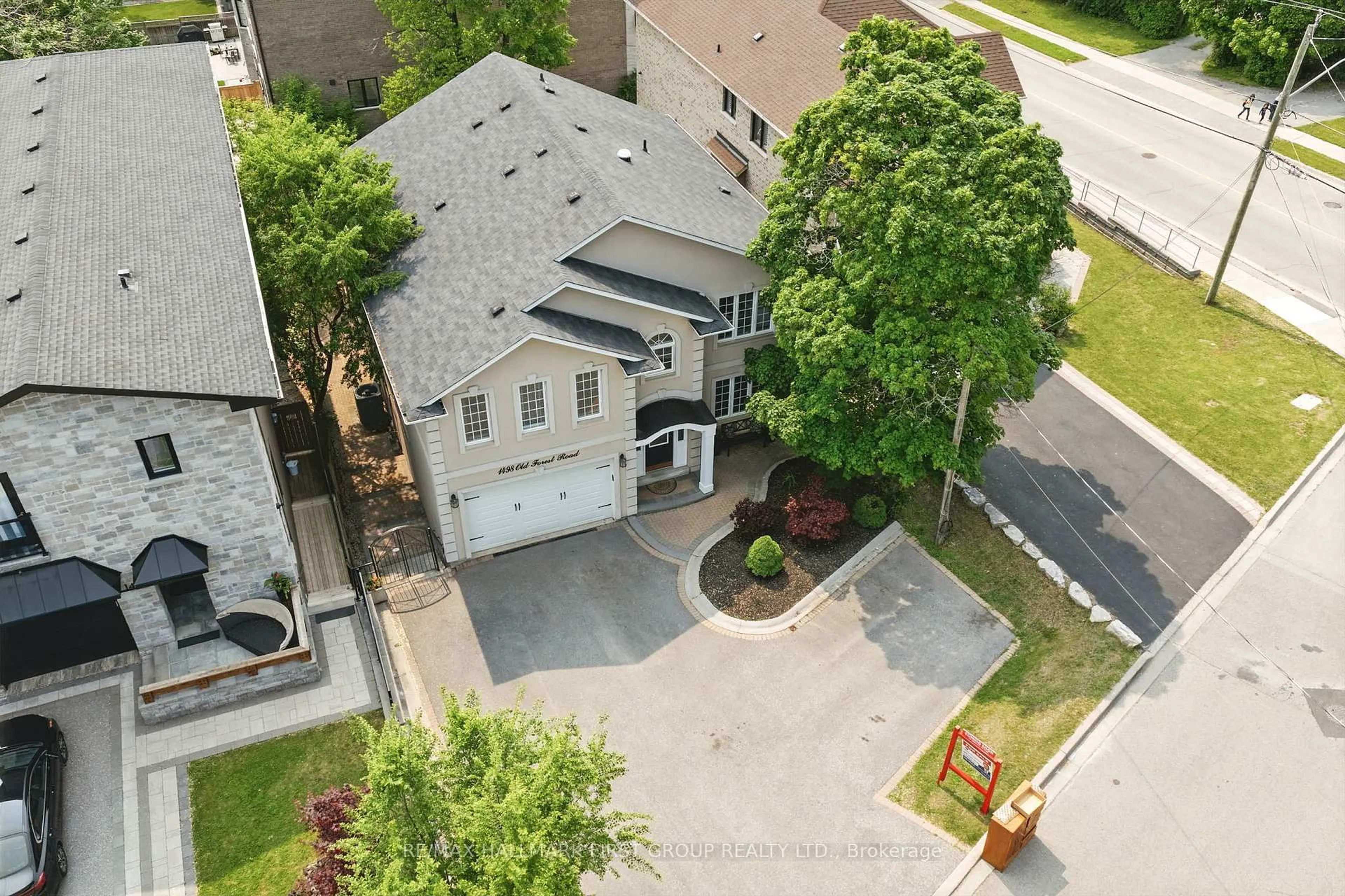 A pic from outside/outdoor area/front of a property/back of a property/a pic from drone, street for 1498 Old Forest Rd, Pickering Ontario L1V 1P1