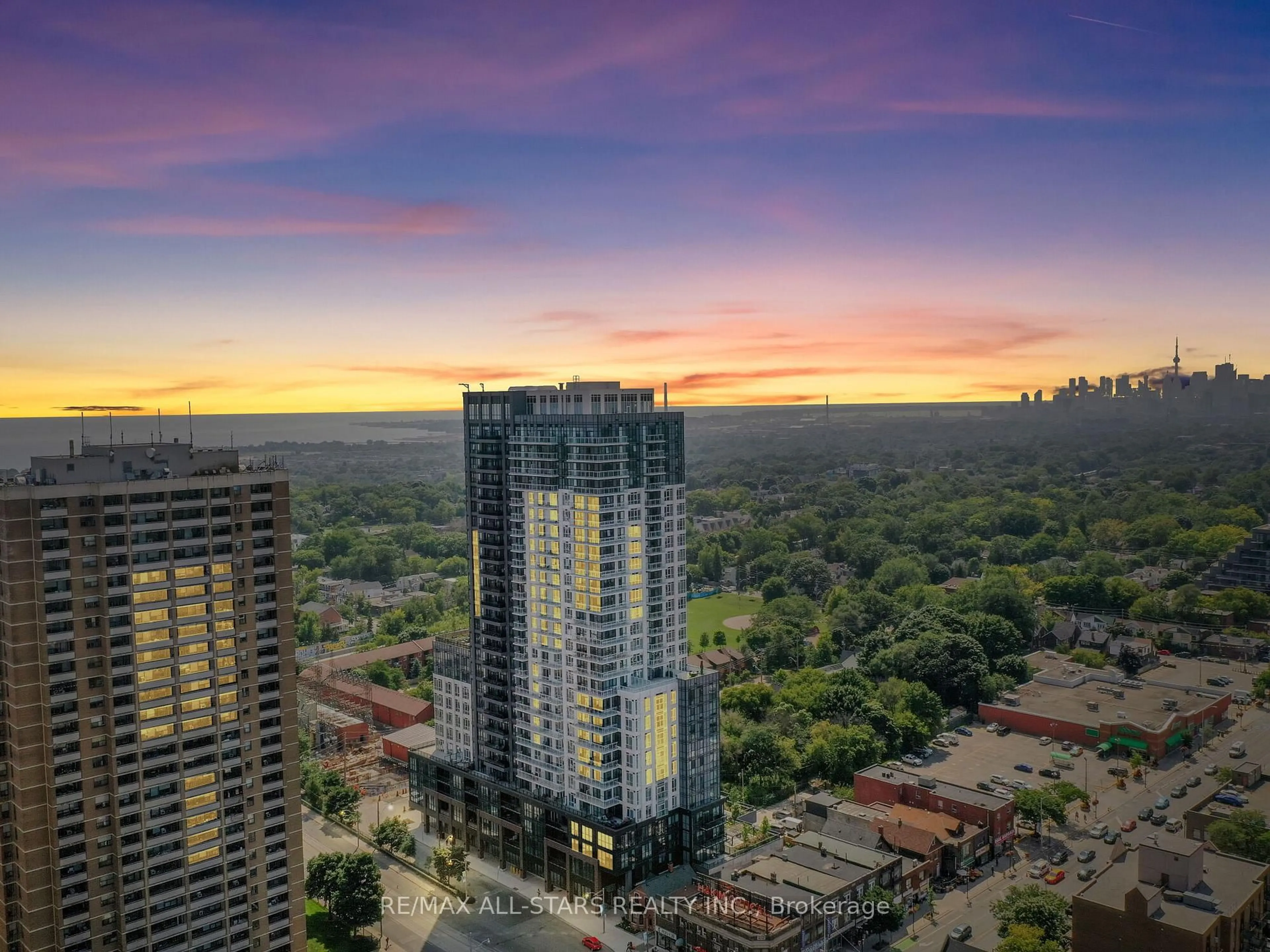 A pic from outside/outdoor area/front of a property/back of a property/a pic from drone, city buildings view from balcony for 286 Main St #408, Toronto Ontario M4C 0B3