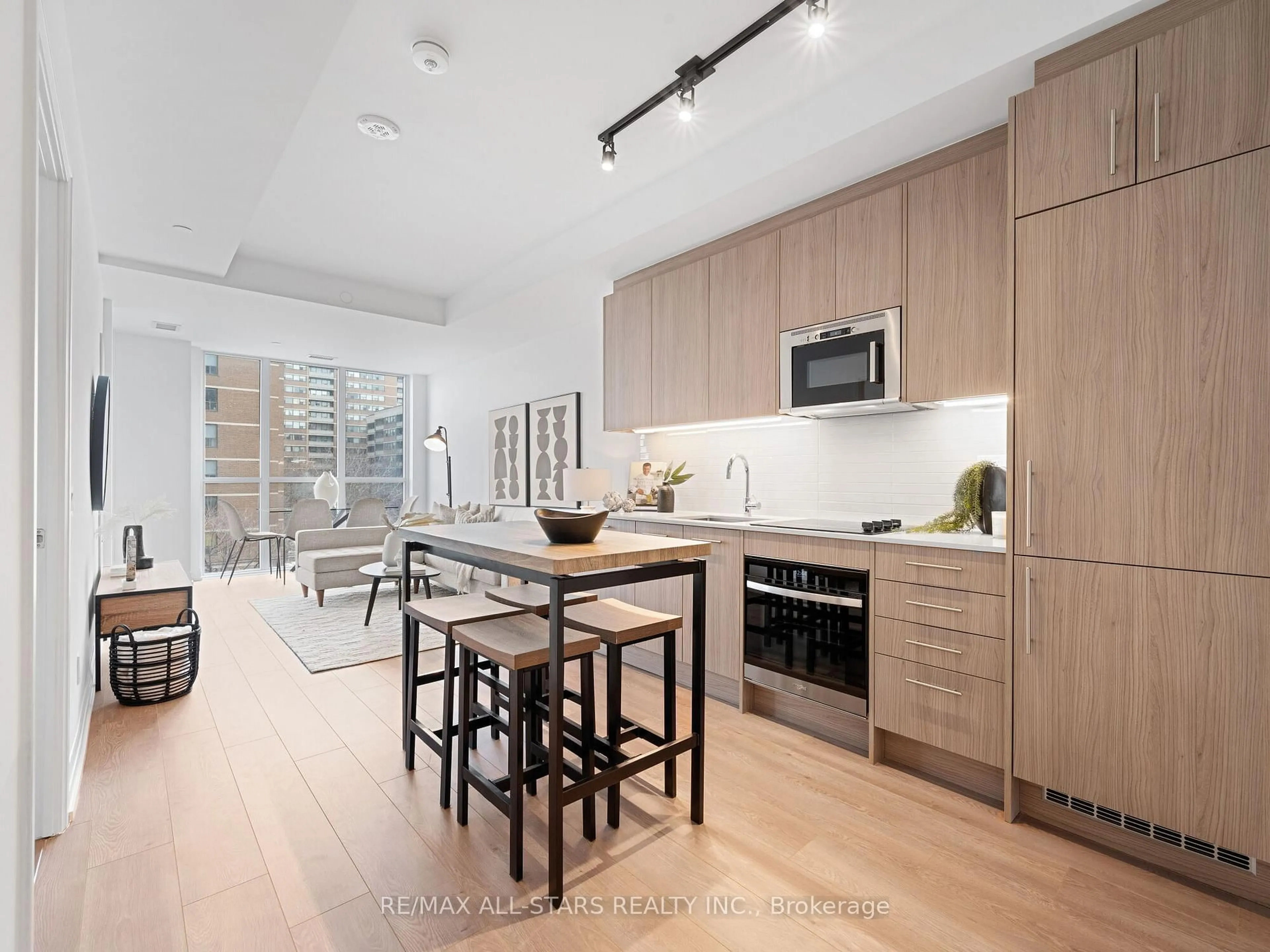 Open concept kitchen, wood/laminate floor for 286 Main St #408, Toronto Ontario M4C 0B3