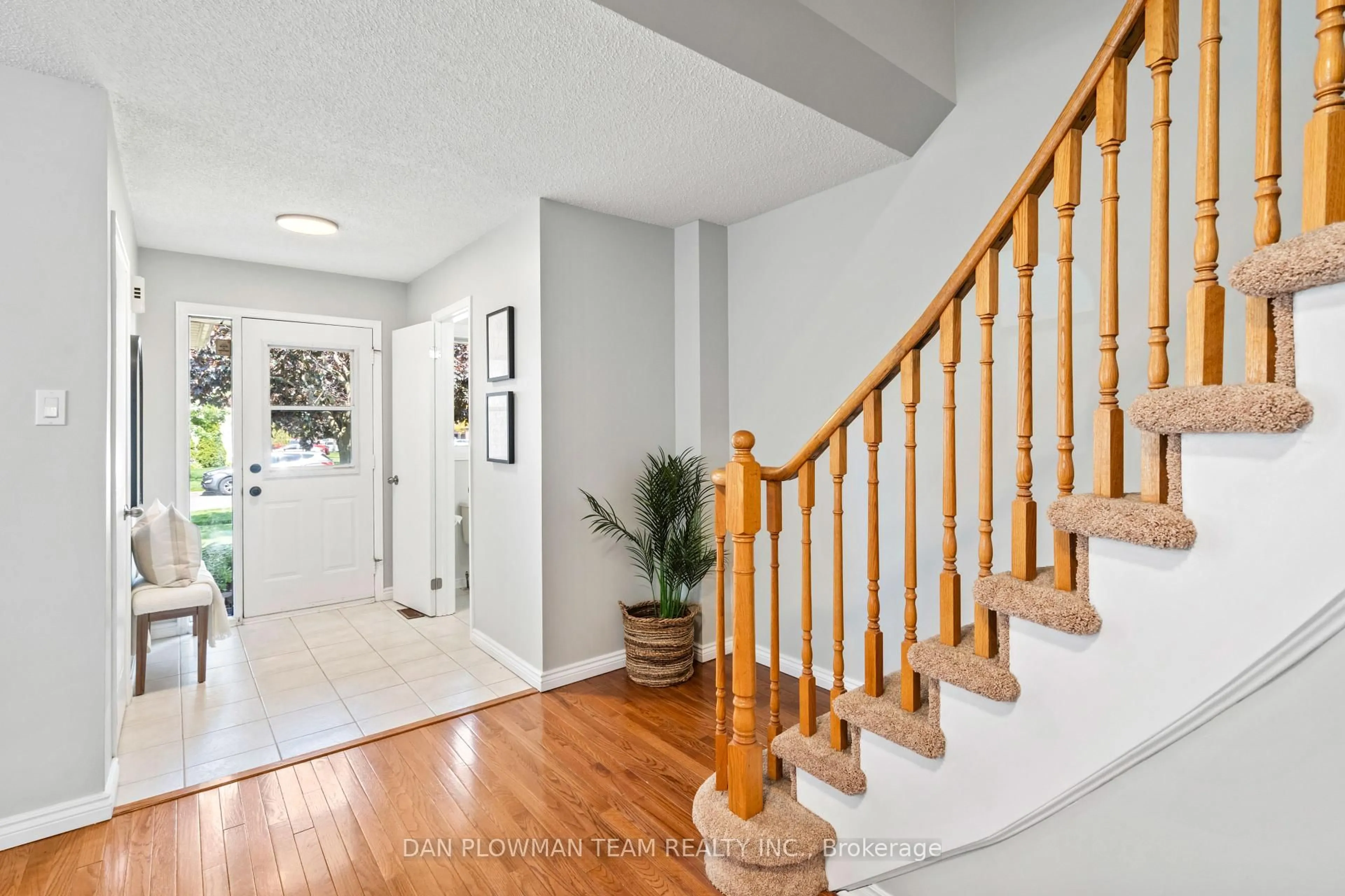 Indoor entryway for 107 Poolton Cres, Clarington Ontario L1E 2H6