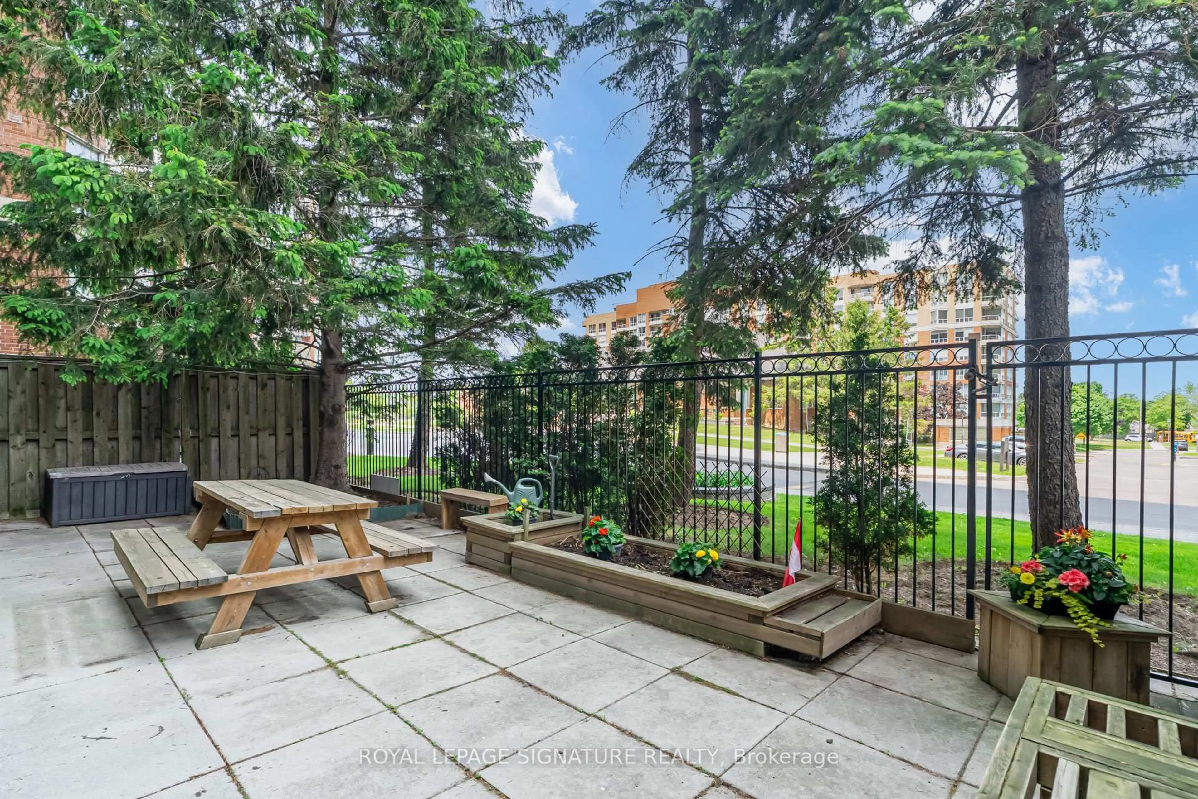 Patio, street for 400 McLevin Ave #102, Toronto Ontario M1B 5J4