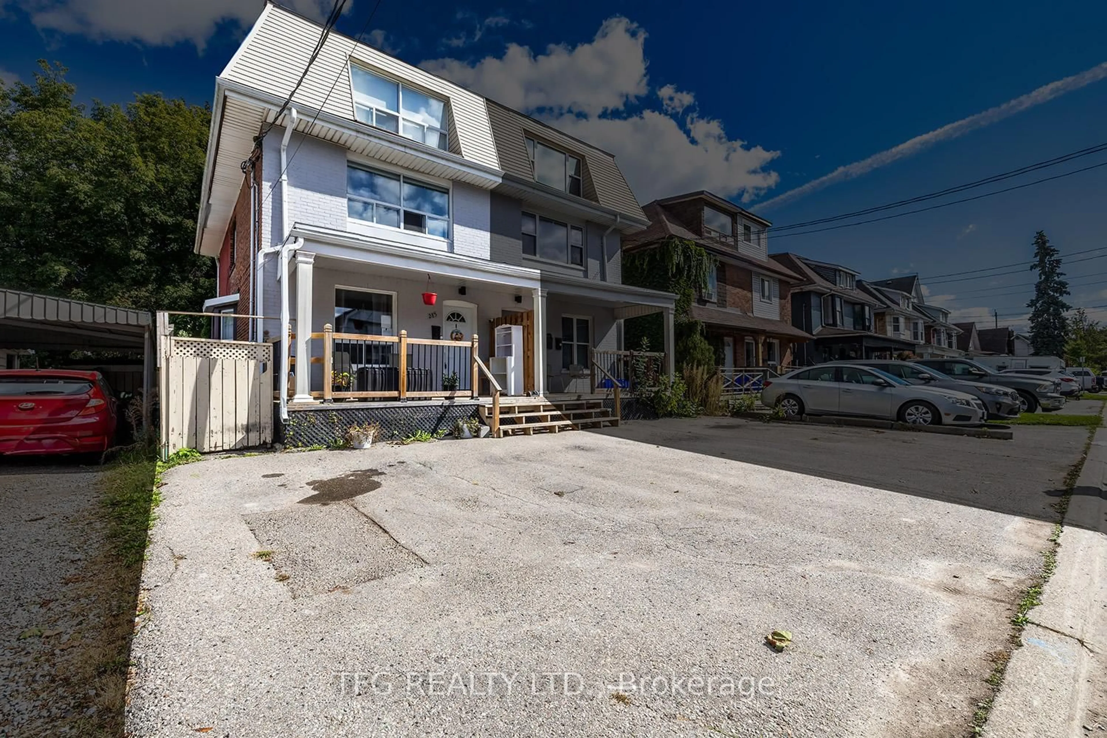 A pic from outside/outdoor area/front of a property/back of a property/a pic from drone, street for 285 Jarvis St, Oshawa Ontario L1G 5K8