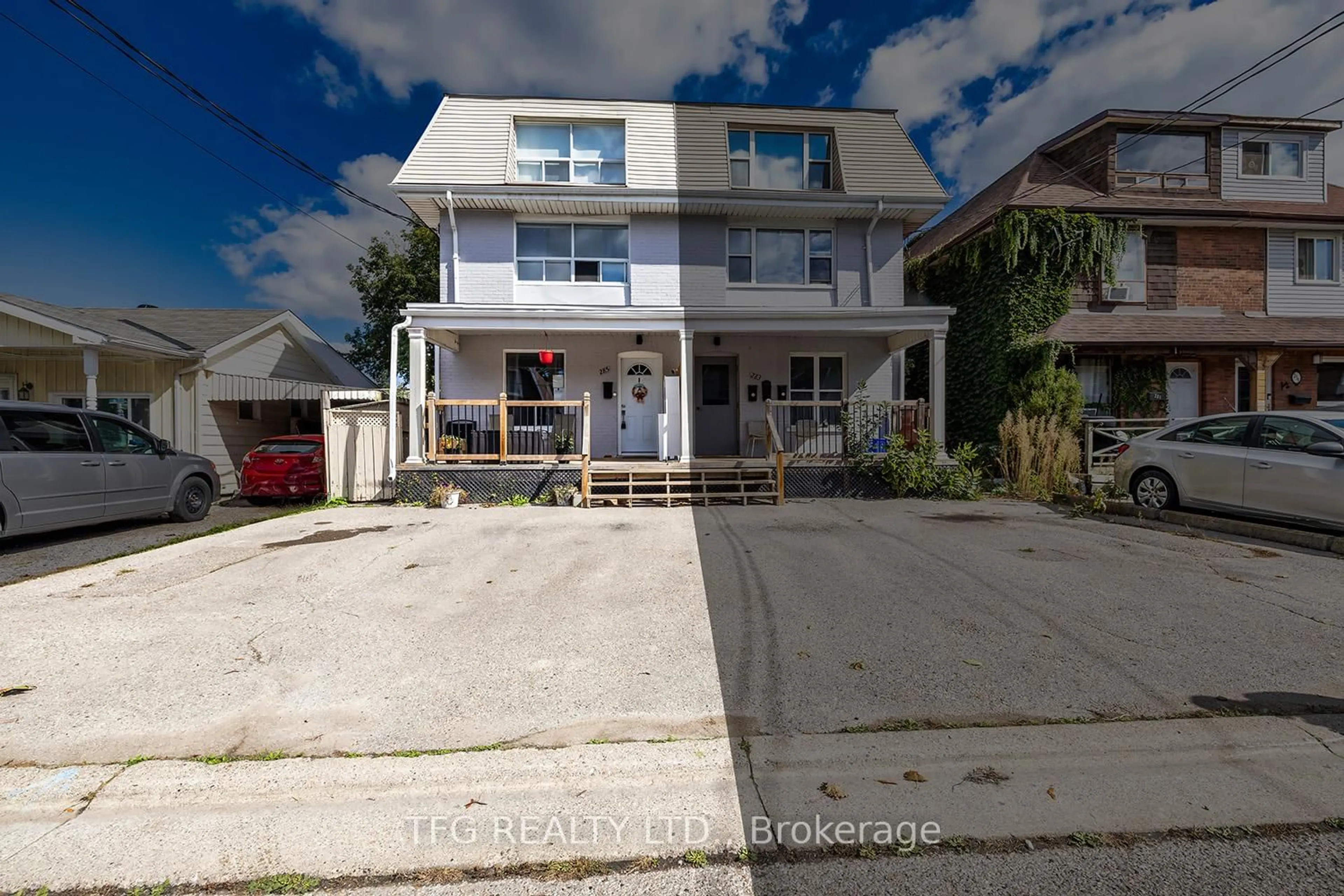 A pic from outside/outdoor area/front of a property/back of a property/a pic from drone, street for 285 Jarvis St, Oshawa Ontario L1G 5K8