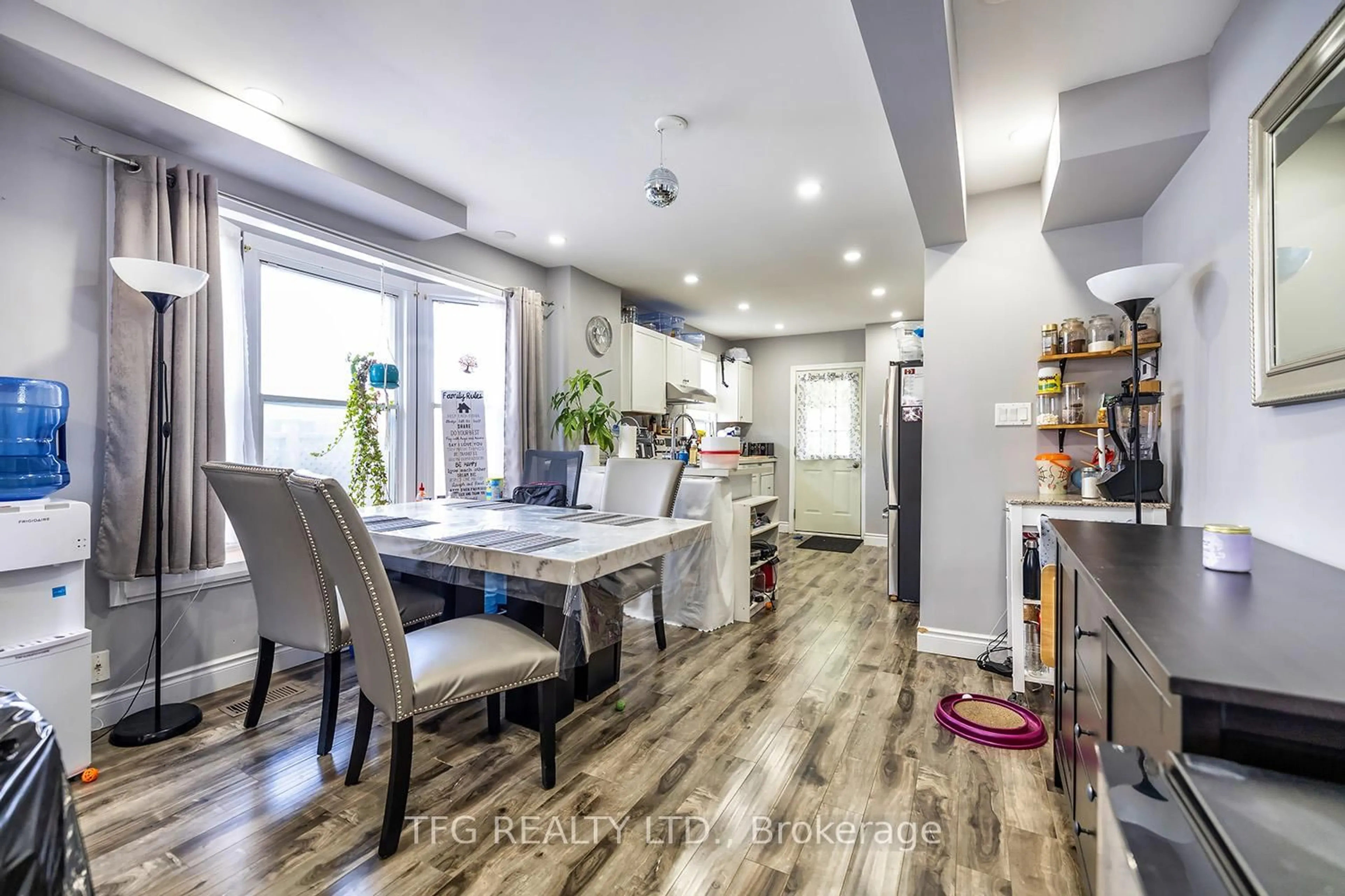Open concept kitchen, wood/laminate floor for 285 Jarvis St, Oshawa Ontario L1G 5K8
