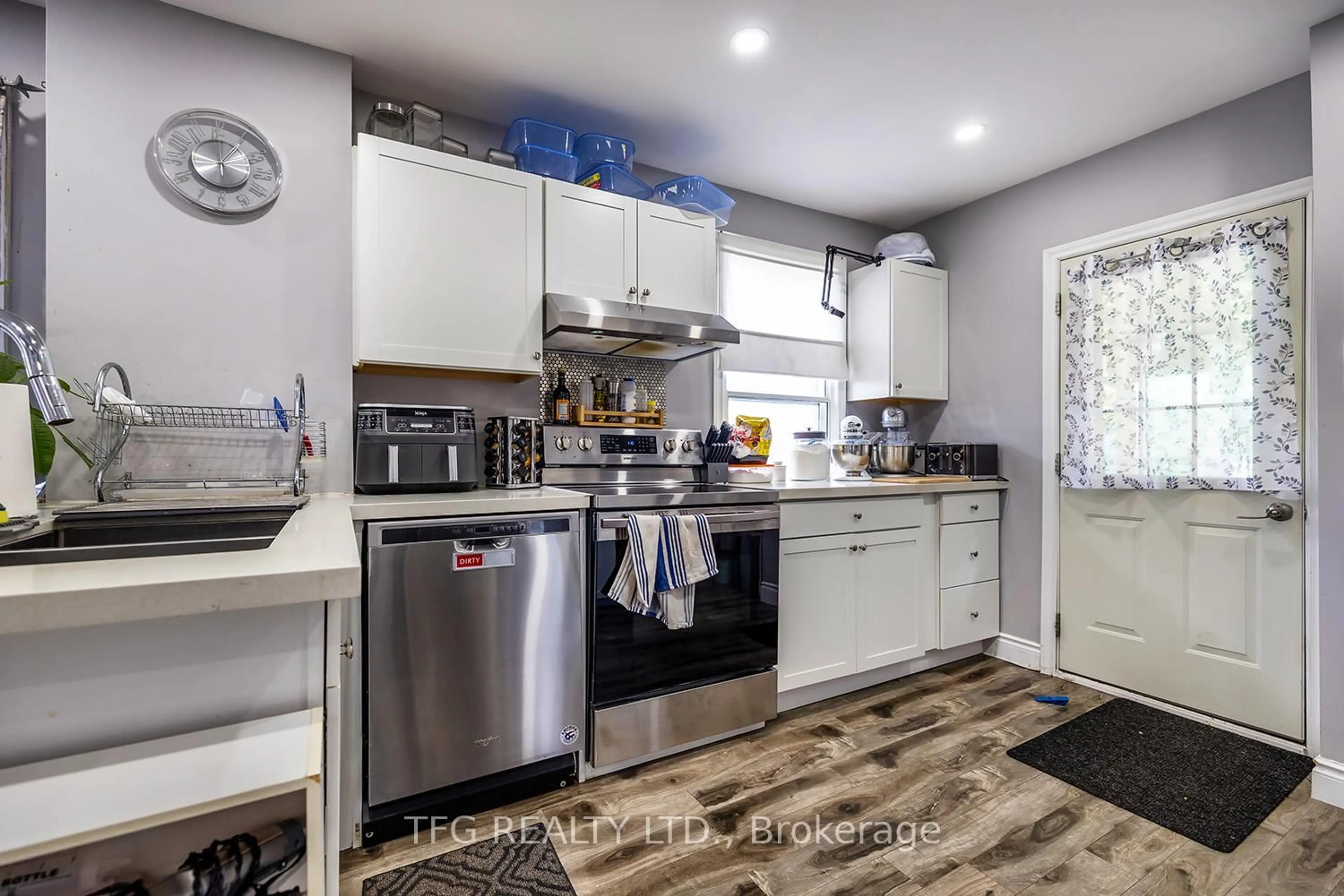 Open concept kitchen, unknown for 285 Jarvis St, Oshawa Ontario L1G 5K8
