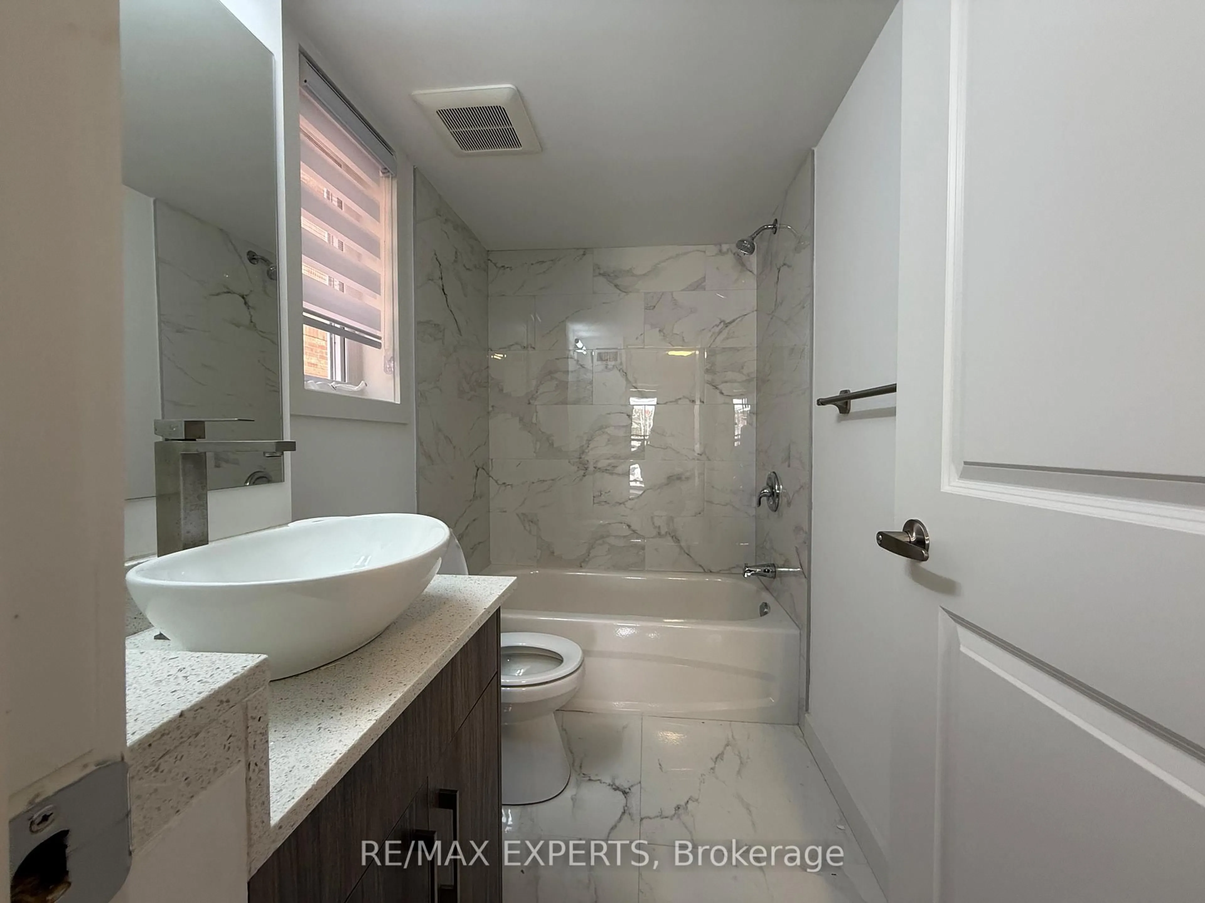 Standard bathroom, ceramic/tile floor for 45 Connaught Ave #204, Toronto Ontario M4L 2V8