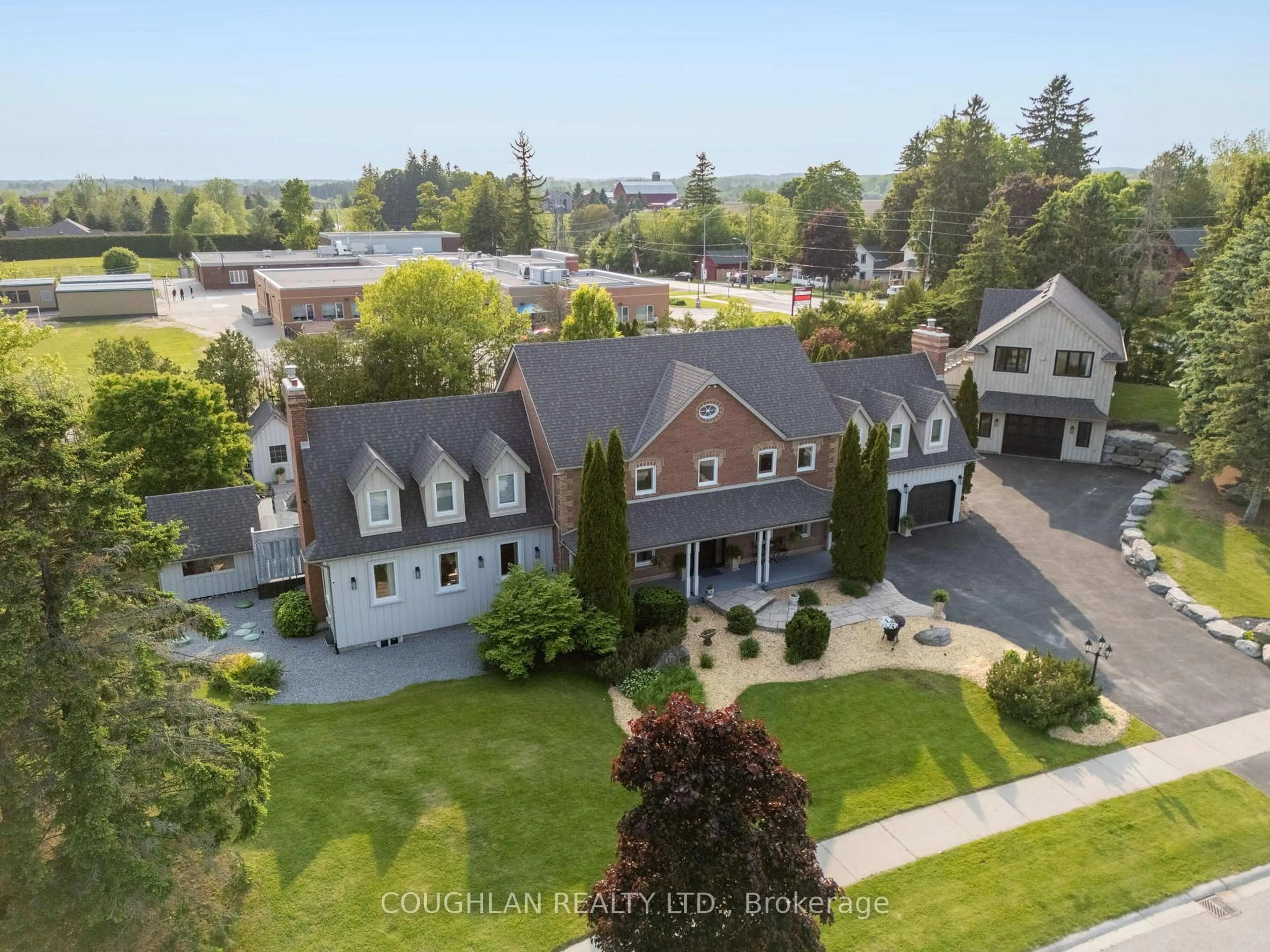 A pic from outside/outdoor area/front of a property/back of a property/a pic from drone, street for 4996 Canso Dr, Pickering Ontario L1Y 1A8