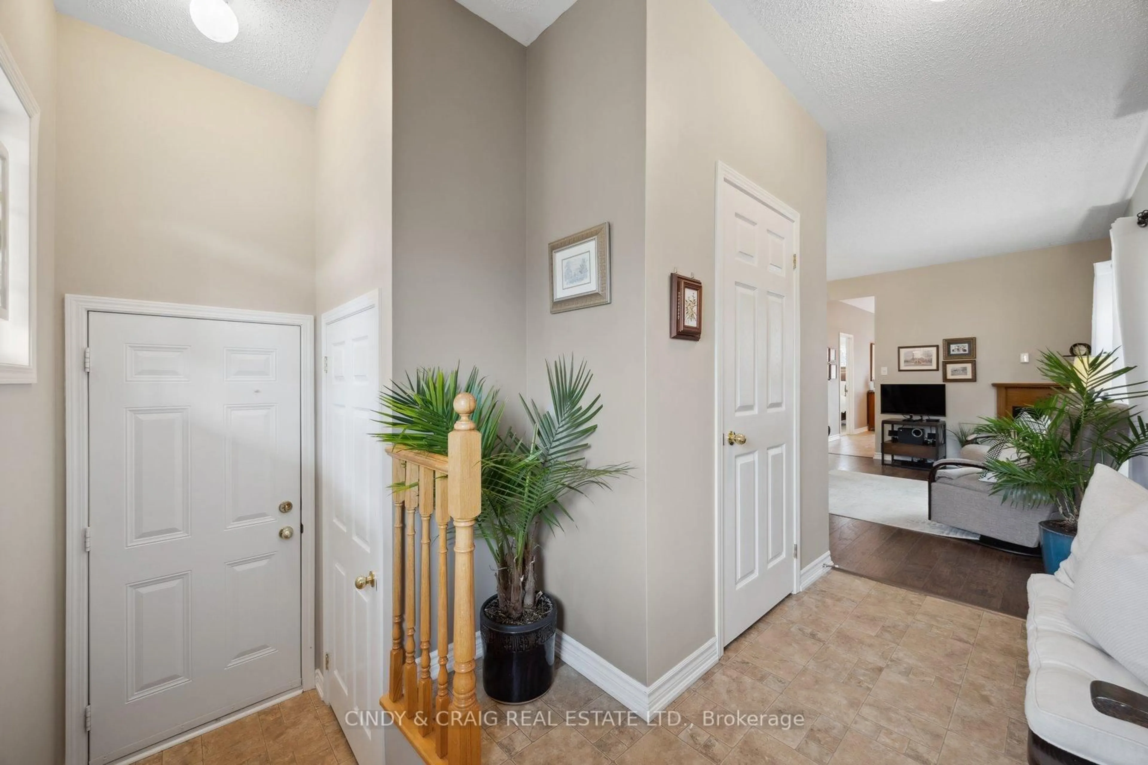 Indoor entryway for 1222 Macinally Crt, Oshawa Ontario L1K 0B8